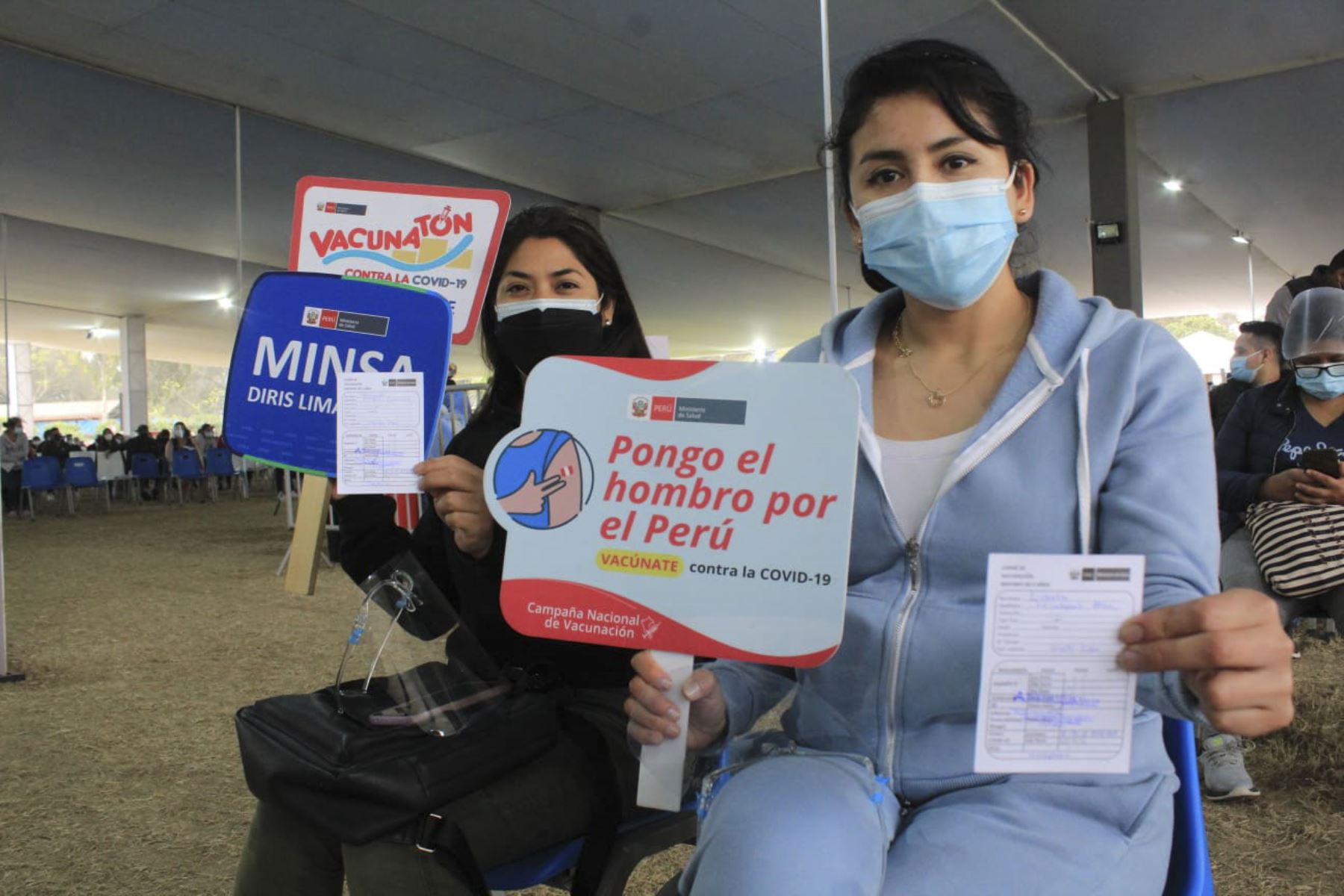 Personas mayores de 30 años comenzaron a vacunarse ayer y pueden hacerlo hoy también, informa Minsa. Foto: ANDINA/Difusión