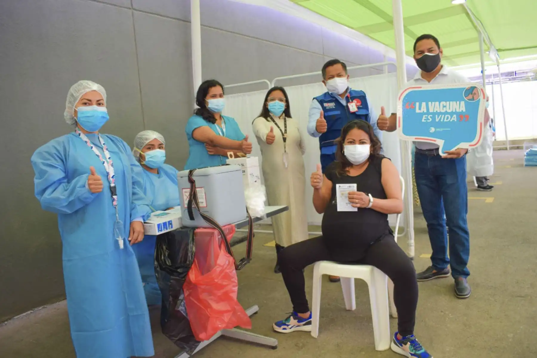Continúa vacunación para personas de 32 años a más en la región de Piura, serán inmunizadas contra la covid-19.  Nuevas estrategias de protección contra el virus como más puntos de inmunización y horarios de atención extendido en algunas regiones se irán implementando en el transcurso de los días. Foto: ANDINA/Minsa