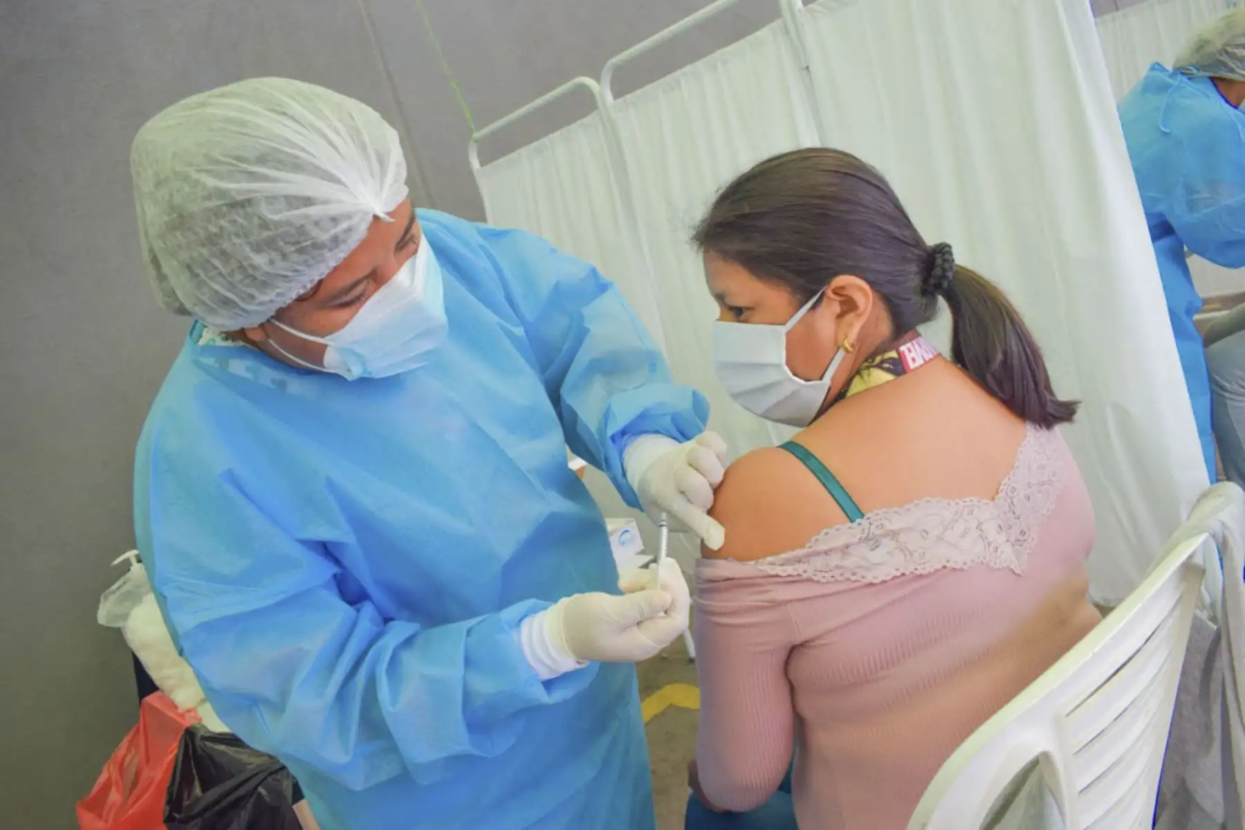Continúa vacunación para personas de 32 años a más en la región de Piura, serán inmunizadas contra la covid-19.  Nuevas estrategias de protección contra el virus como más puntos de inmunización y horarios de atención extendido en algunas regiones se irán implementando en el transcurso de los días. Foto: ANDINA/Minsa