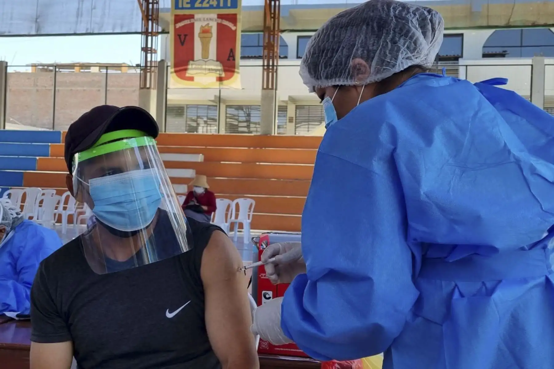 Continúa vacunación para personas de 32 años a más en la región de Ica, serán inmunizadas contra la covid-19.  Nuevas estrategias de protección contra el virus como más puntos de inmunización y horarios de atención extendido en algunas regiones se irán implementando en el transcurso de los días. Foto: ANDINA/Minsa