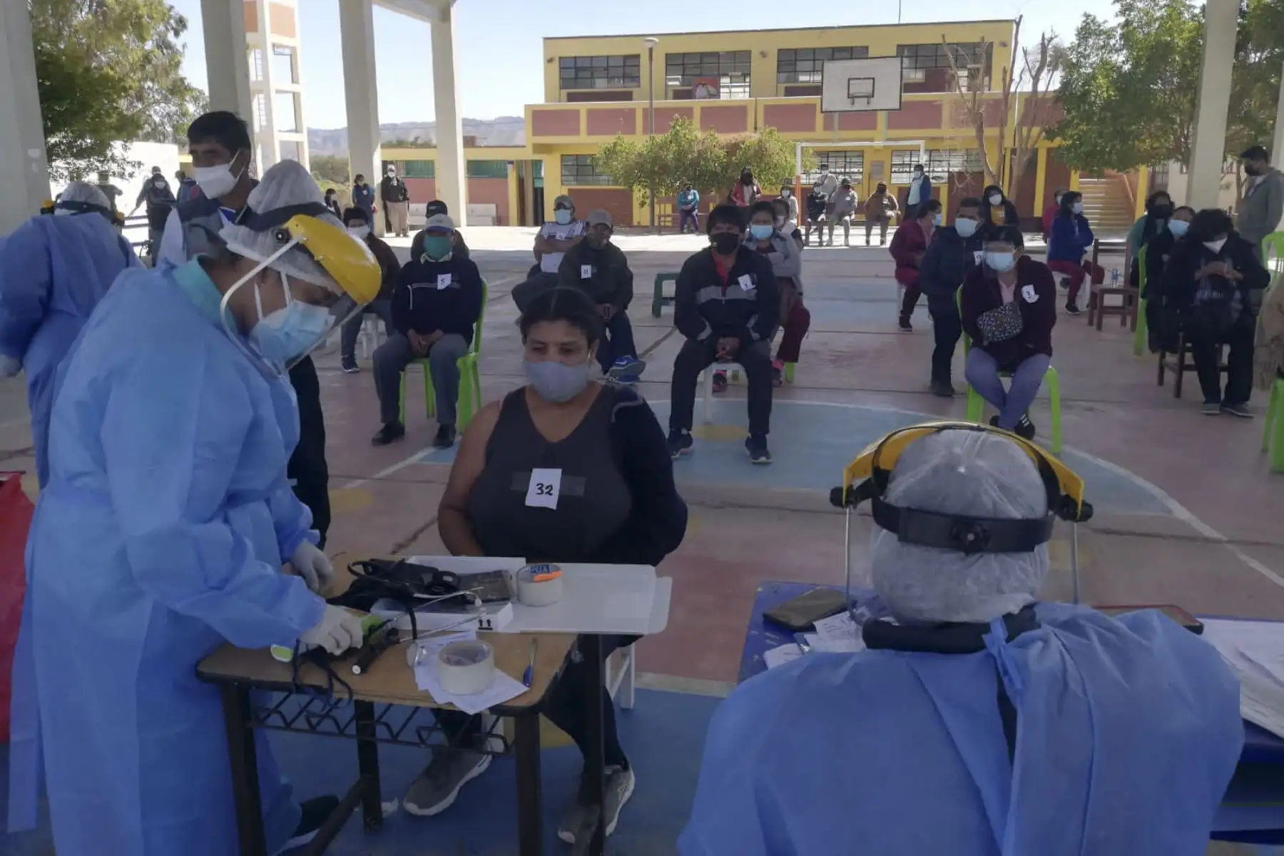 Continúa vacunación para personas de 32 años a más en la región de Ica, serán inmunizadas contra la covid-19.  Nuevas estrategias de protección contra el virus como más puntos de inmunización y horarios de atención extendido en algunas regiones se irán implementando en el transcurso de los días. Foto: ANDINA/Minsa