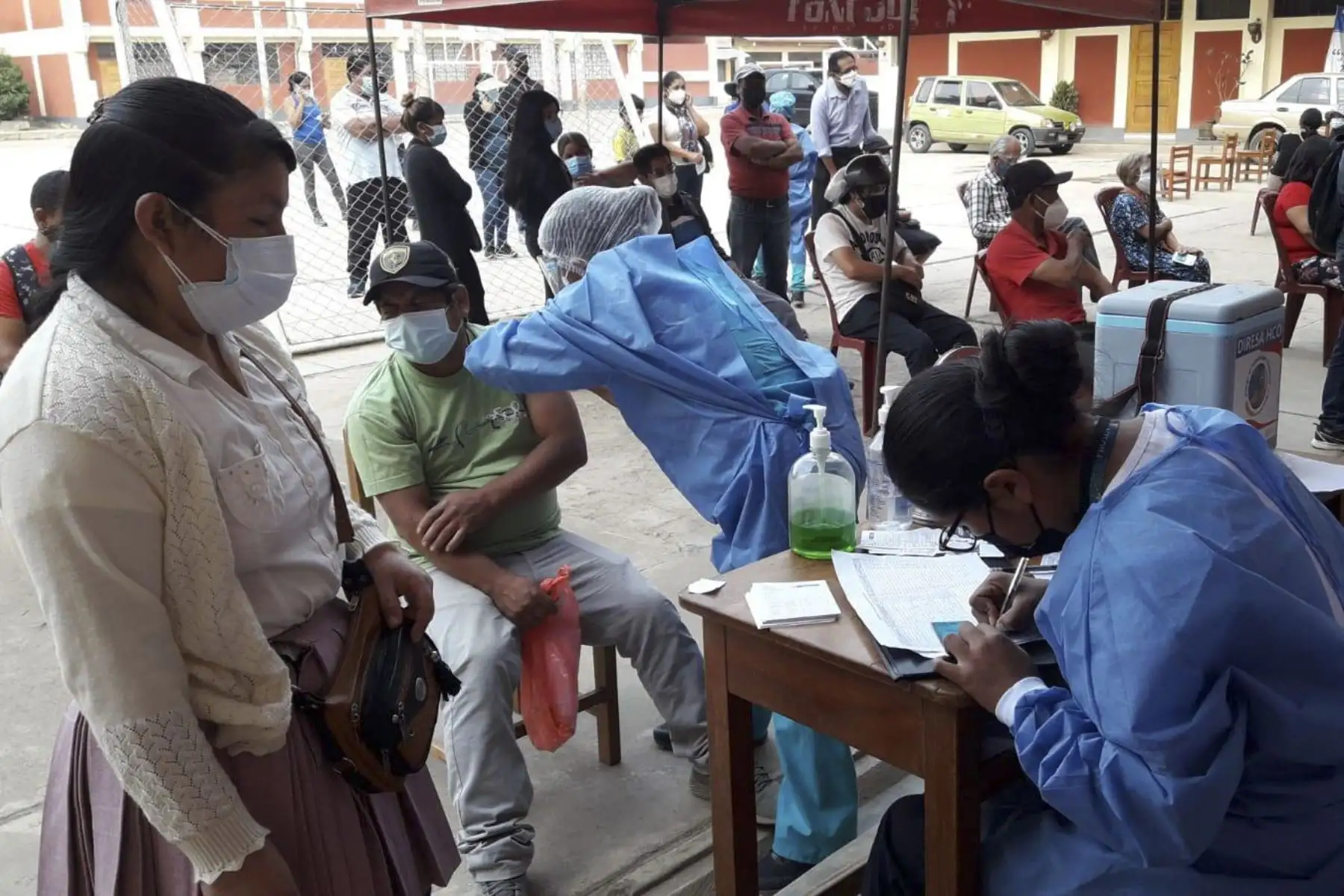 Continúa vacunación para personas de 32 años a más en la región de Huánuco, serán inmunizadas contra la covid-19.  Nuevas estrategias de protección contra el virus como más puntos de inmunización y horarios de atención extendido en algunas regiones se irán implementando en el transcurso de los días. Foto: ANDINA/Minsa