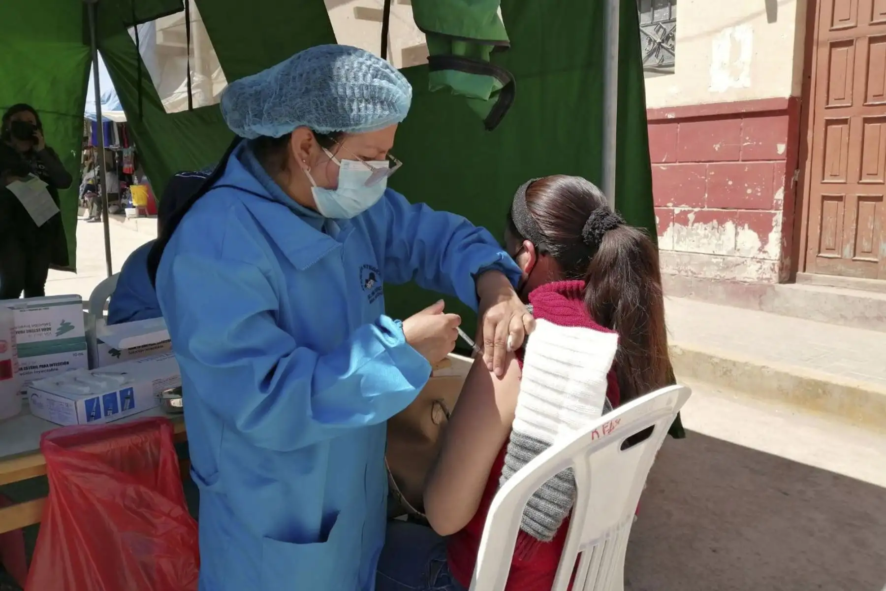 Continúa vacunación para personas de 32 años a más en la región de Huánuco, serán inmunizadas contra la covid-19.  Nuevas estrategias de protección contra el virus como más puntos de inmunización y horarios de atención extendido en algunas regiones se irán implementando en el transcurso de los días. Foto: ANDINA/Minsa