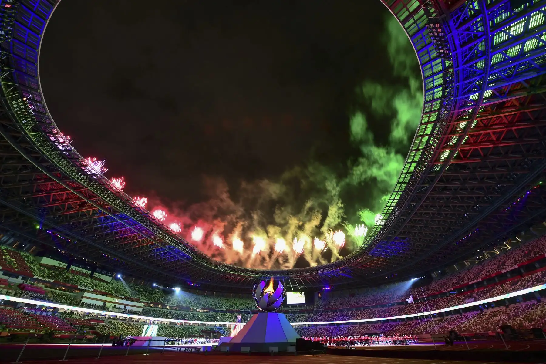 Los fuegos artificiales iluminan el cielo sobre el Estadio Olímpico durante la ceremonia de clausura de los Juegos Paralímpicos de Tokio 2020. Foto: AFP