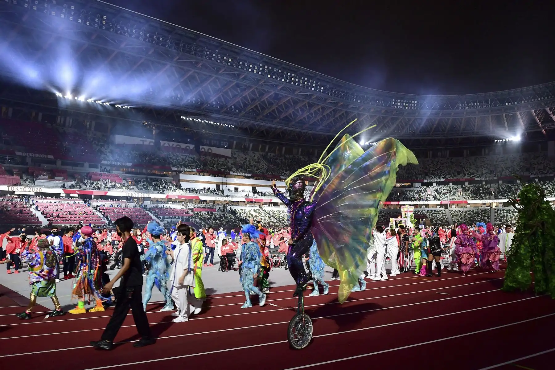 Los artistas saludan al final de la ceremonia de clausura de los Juegos Paralímpicos de Tokio 2020. Foto: AFP