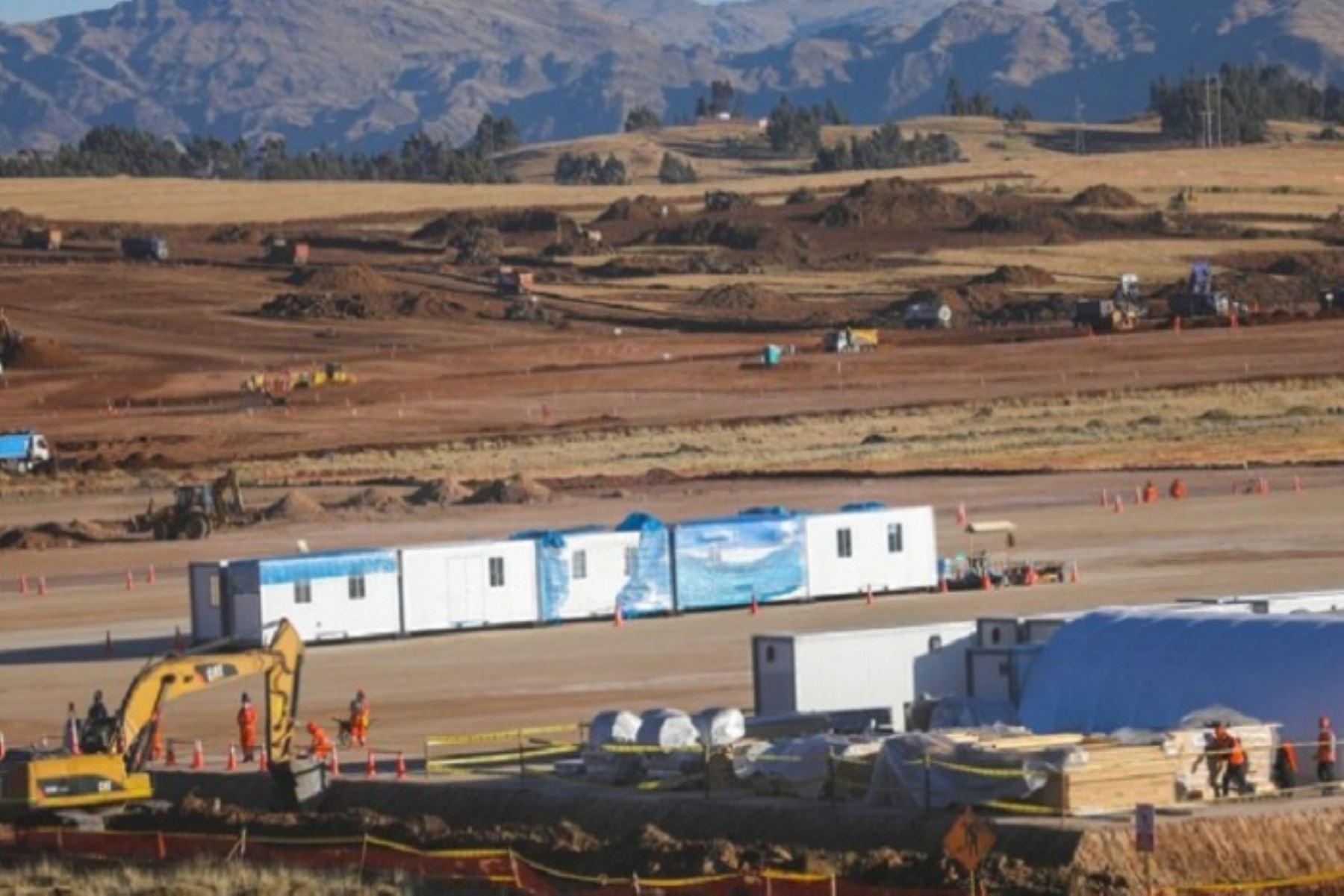 La infraestructura aeroportuaria demandará una inversión de US$ 427 millones, incluyendo el terminal de pasajeros, que será ocho veces más grande que el actual aeropuerto de Cusco, y deberá ejecutarse en 47 meses.