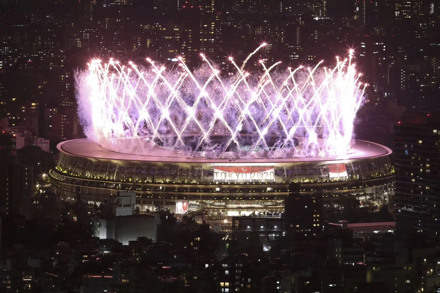 Los fuegos artificiales iluminan el cielo sobre el Estadio Olímpico durante la ceremonia de clausura de los Juegos Paralímpicos de Tokio 2020. Foto: AFP