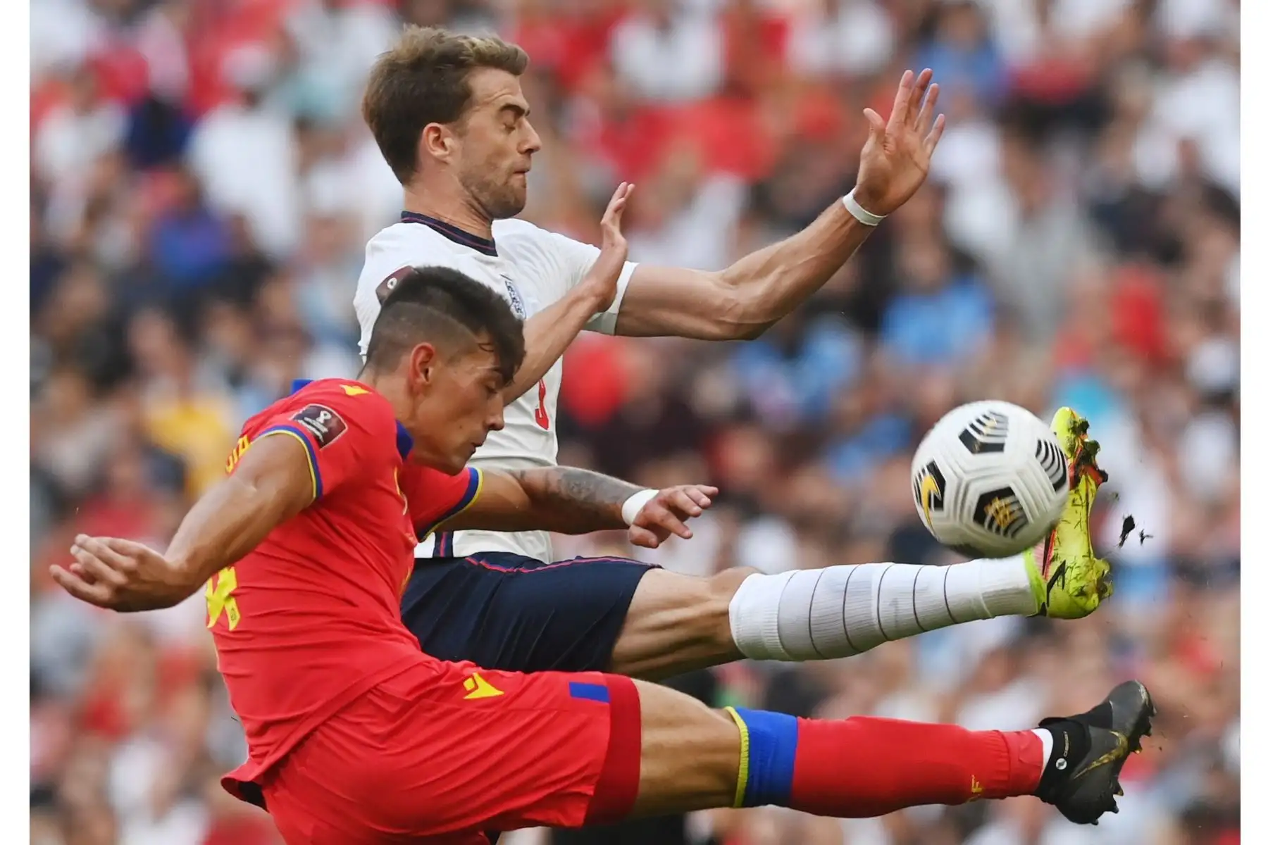 Patrick Bamford de Inglaterra en acción contra Christian García de Andorra durante partido el clasificatorio para la Copa Mundial Qatar 2022, en Londres, Gran Bretaña. Foto: EFE
