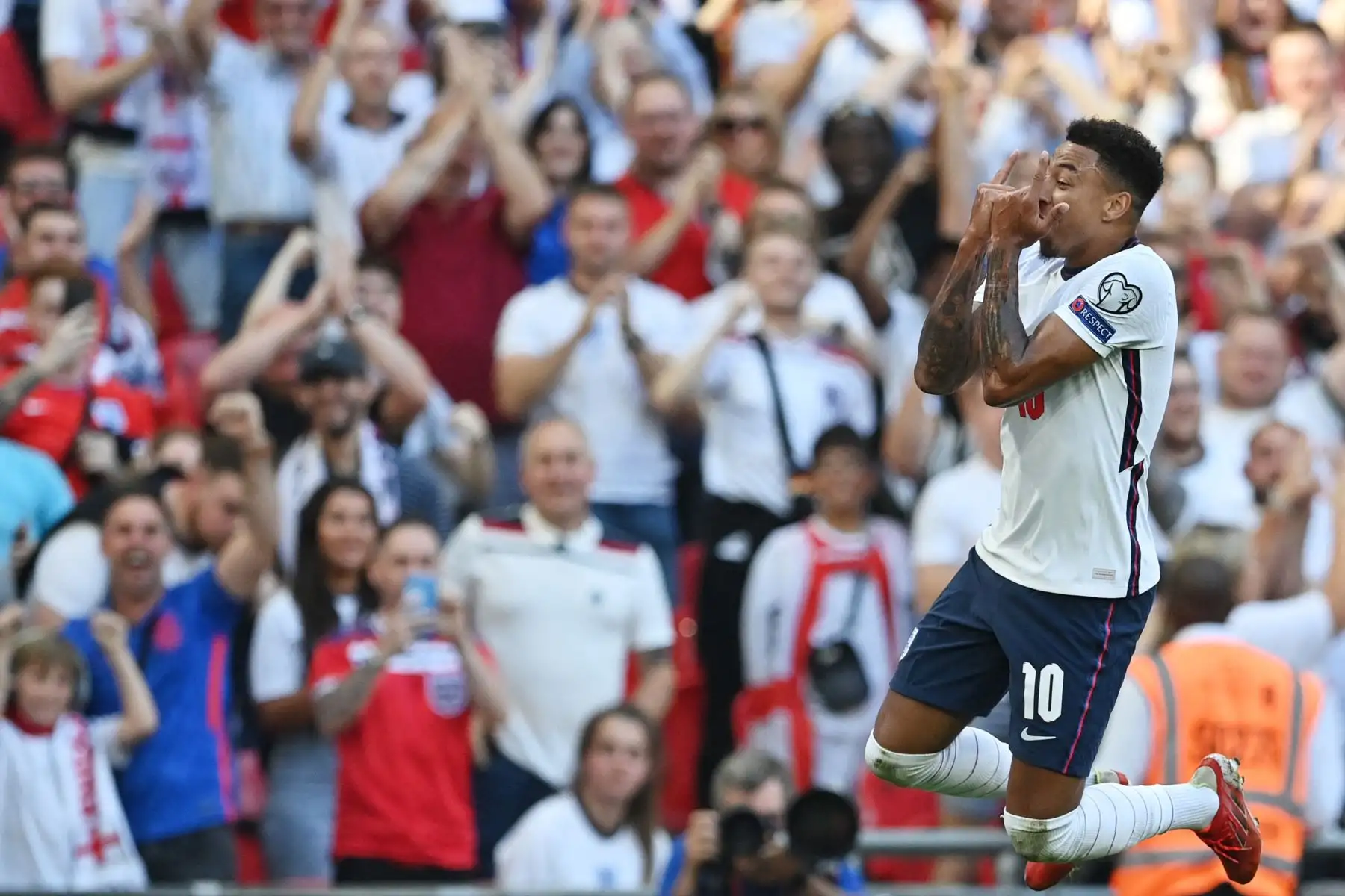 El centrocampista inglés Jesse Lingard celebra el gol de apertura durante el partido de clasificación para la Copa Mundial Qatar 2022, en el estadio de Wembley, en Londres. Foto: AFP