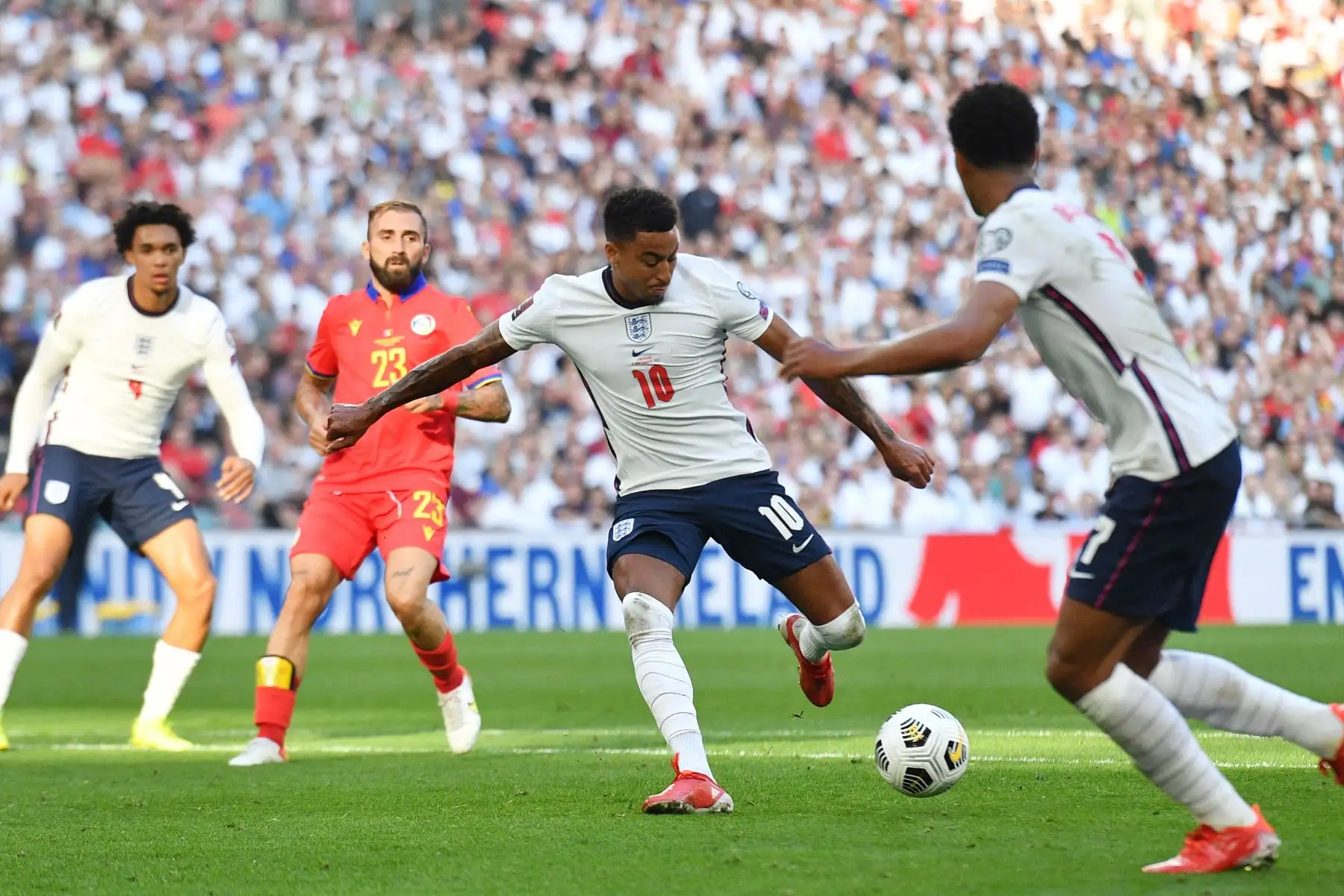 El centrocampista de Inglaterra Jesse Lingard marca el gol de apertura durante el partido de clasificación para la Copa Mundial Qatar 2022, en el estadio de Wembley, en Londres.
Foto: AFP
