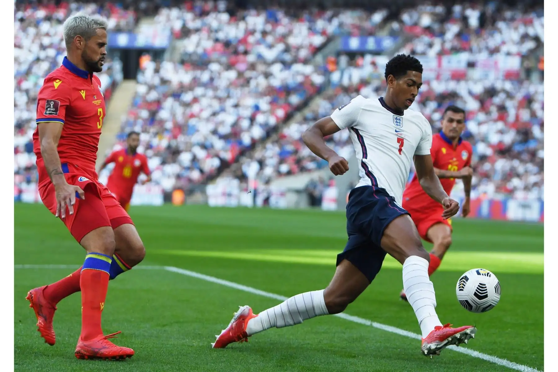 Jude Bellingham de Inglaterra en acción contra Marc Vales de Andorra durante el partido clasificatorio para la Copa Mundial Qatar 2022, en Londres, Gran Bretaña. Foto: EFE