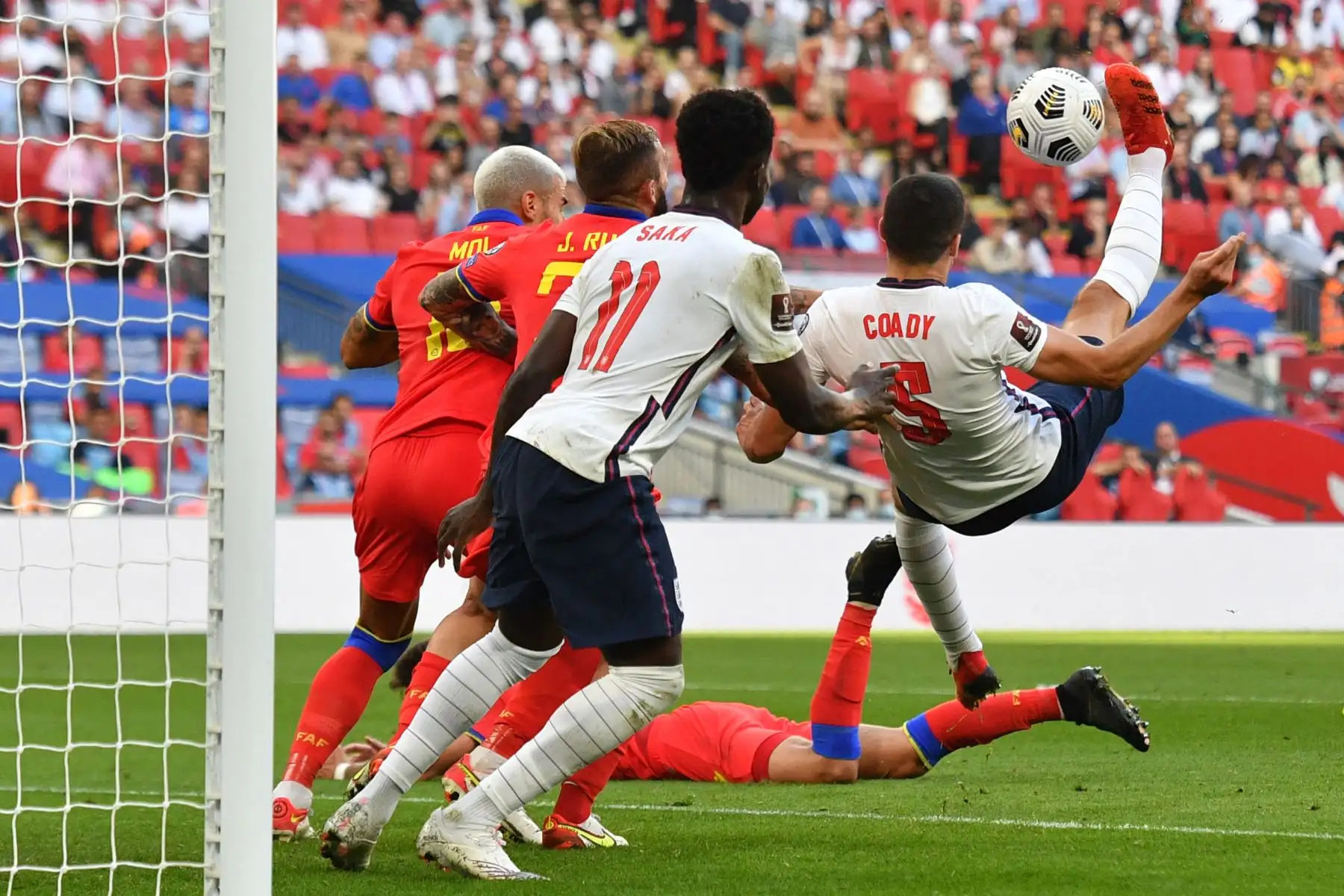 El defensor de Inglaterra Conor Coady no tiene éxito con este intento aéreo durante el partido de clasificación para la Copa Mundial de la FIFA 2022 entre Inglaterra y Andorra en el estadio de Wembley en Londres. 
Foto: AFP