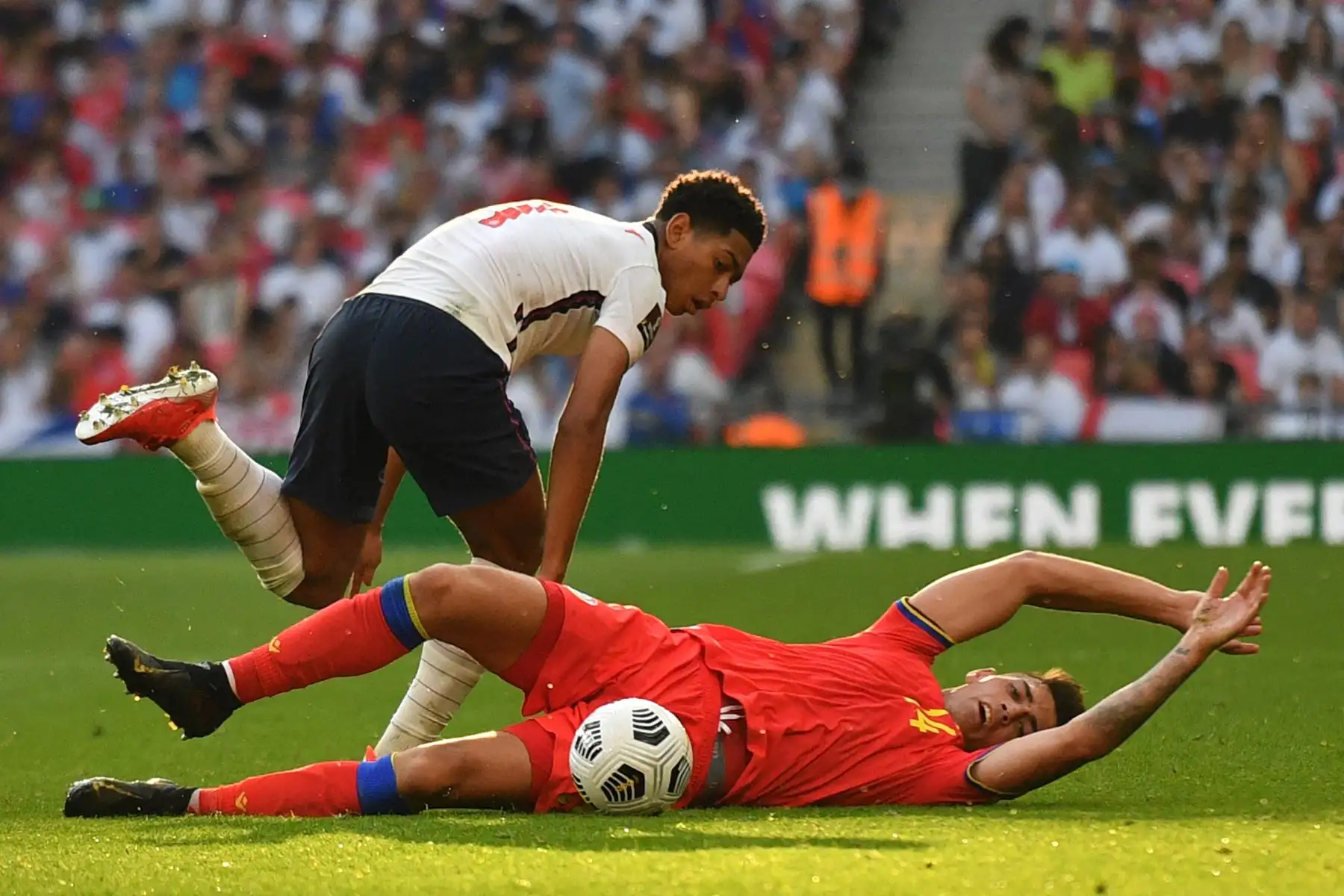 El centrocampista de Inglaterra Jude Bellingham compite con el delantero de Andorra Jordi Alaez durante el partido de clasificación para la Copa Mundial Qatar 2022, en el estadio de Wembley en Londres. Foto: AFP