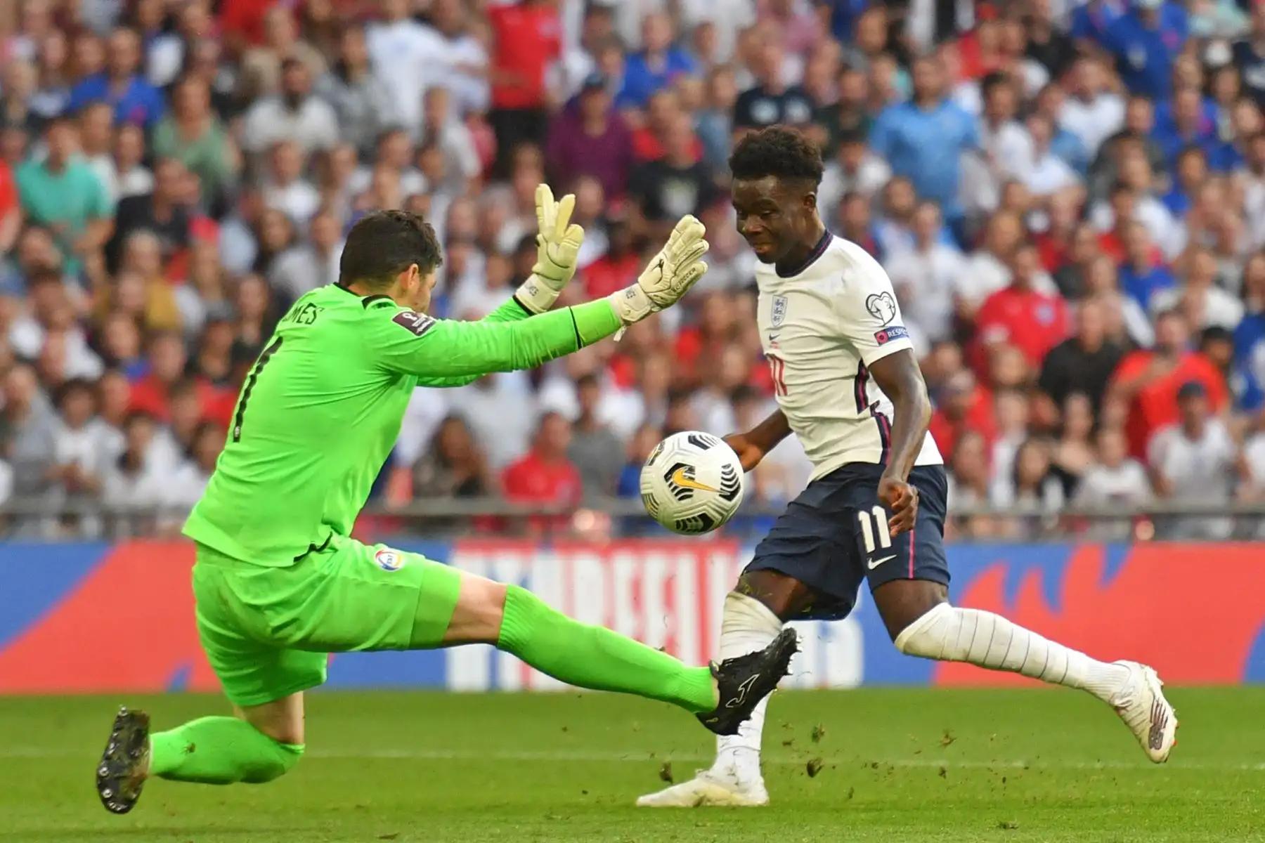 El portero de Andorra Josep Gomes salva un intento del centrocampista de Inglaterra Bukayo Saka durante el partido de clasificación para la Copa Mundial Qatar 2022, en el estadio de Wembley en Londres.
Foto: AFP