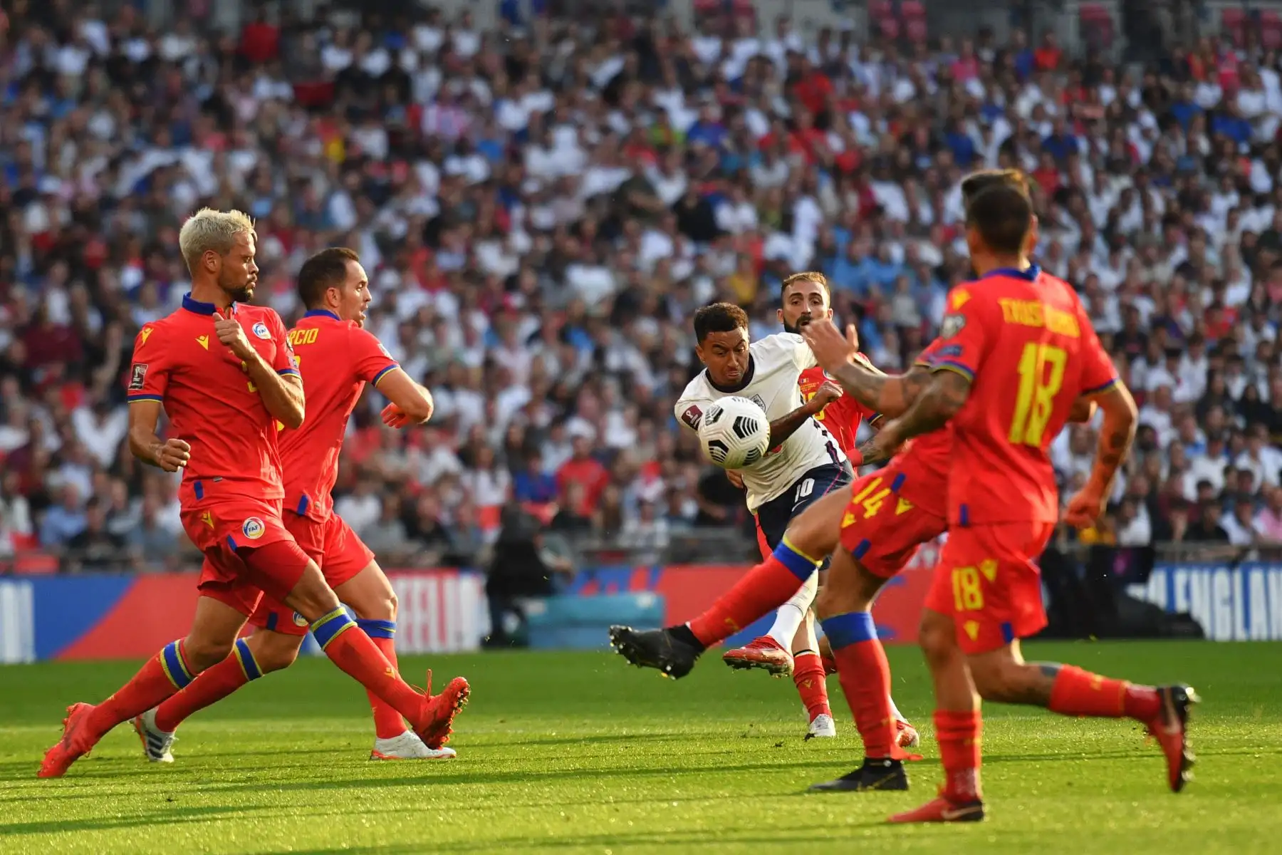 El mediocampista inglés Jesse Lingard tiene un disparo fallido durante el partido de clasificación para la Copa Mundial de la FIFA 2022 entre Inglaterra y Andorra en el estadio de Wembley en Londres. Foto: AFP
