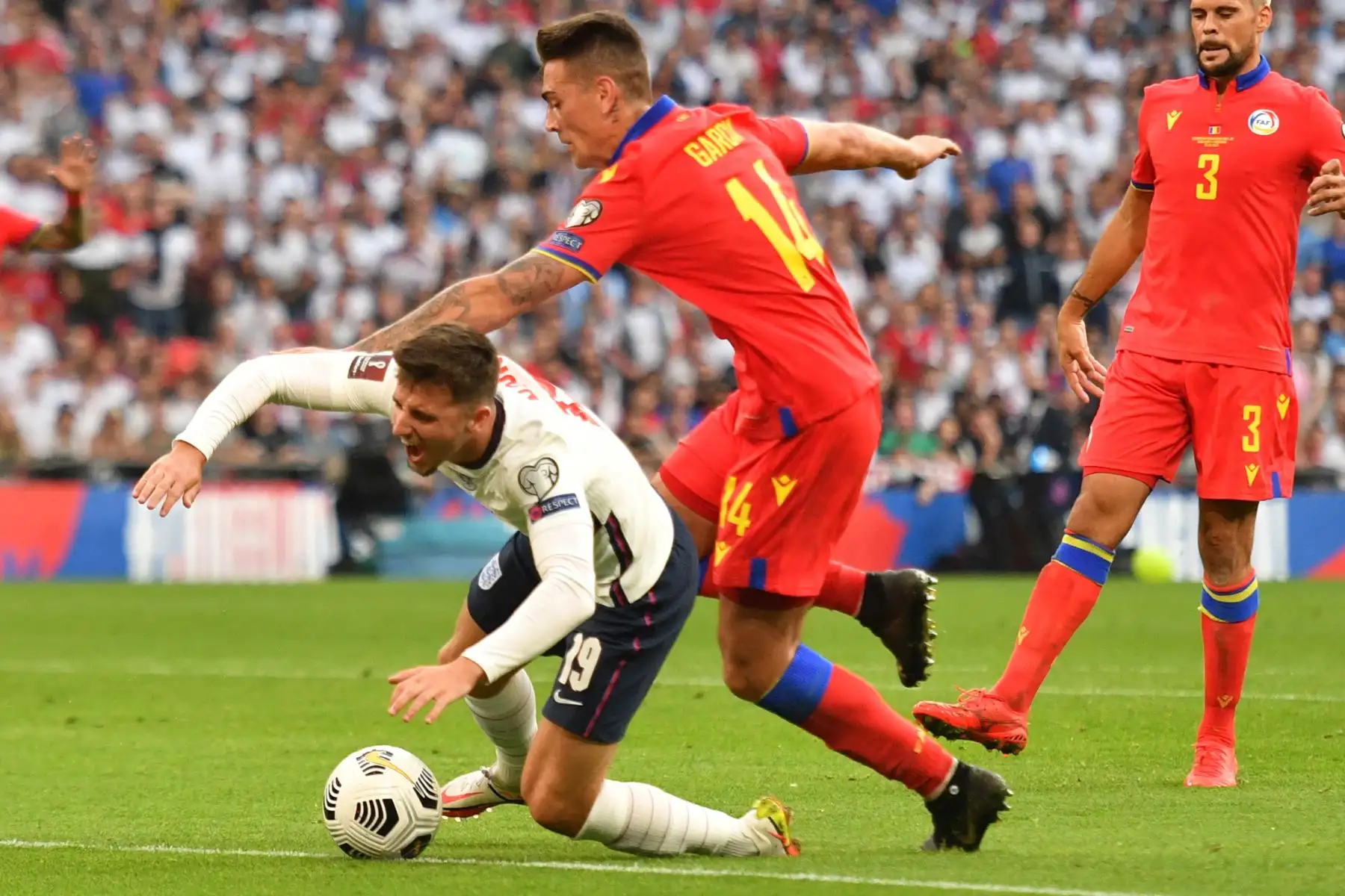 El centrocampista de Inglaterra Mason Mount recibe una falta del delantero de Andorra Jordi Alaez por un penalti durante el partido de clasificación para la Copa Mundial Qatar 2022, en el estadio de Wembley, en Londres. Foto: AFP
