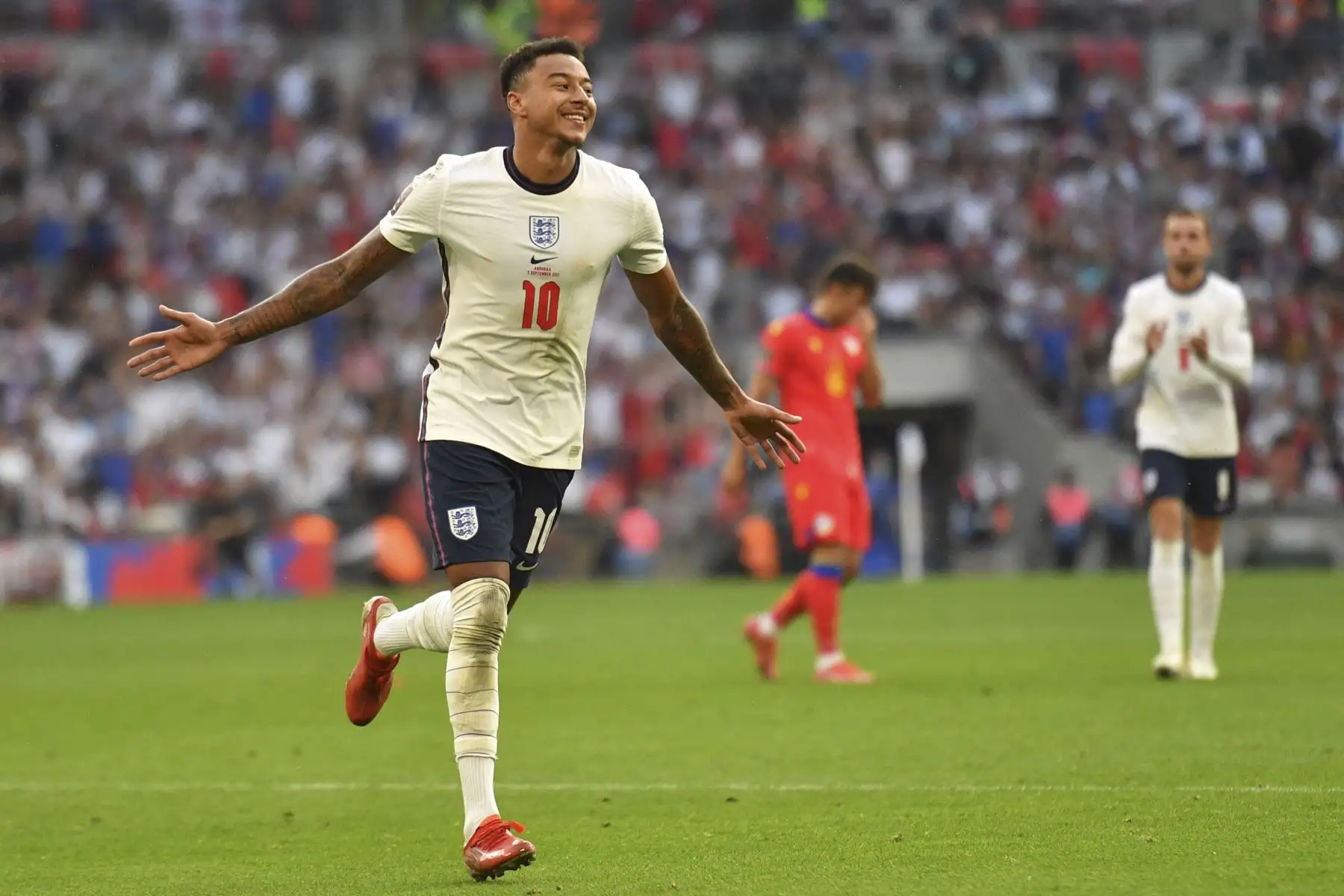 El centrocampista de Inglaterra Jesse Lingard celebra tras anotar su tercer gol durante el partido de clasificación para la Copa Mundial Qatar 2022, en el estadio de Wembley, en Londres. Foto: AFP