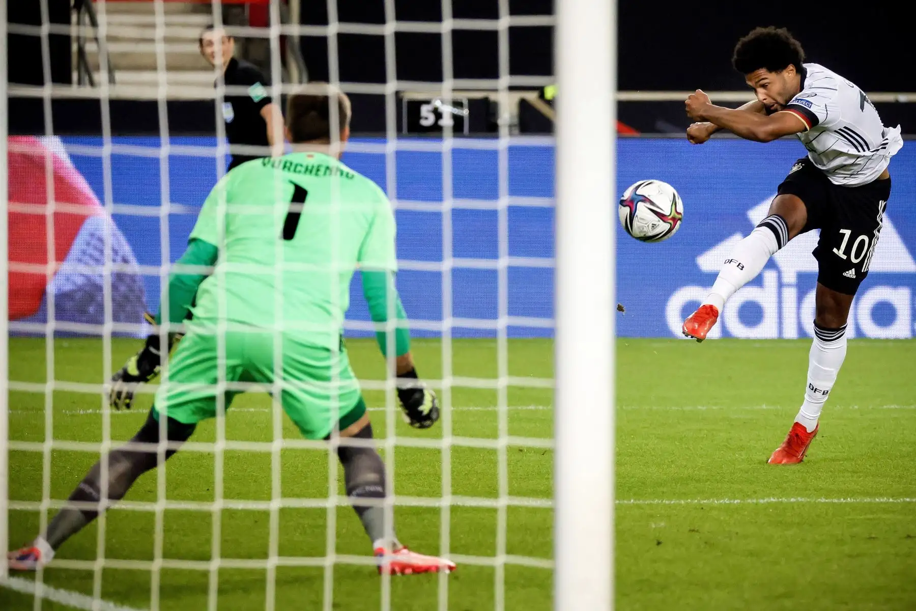 El alemán Serge Gnabry marca el primer gol durante el partido ante Armenia por la clasificación a la Copa Mundial Qatar 2022, en el Mercedes-Benz Arena de Stuttgart, Alemania. Foto: EFE