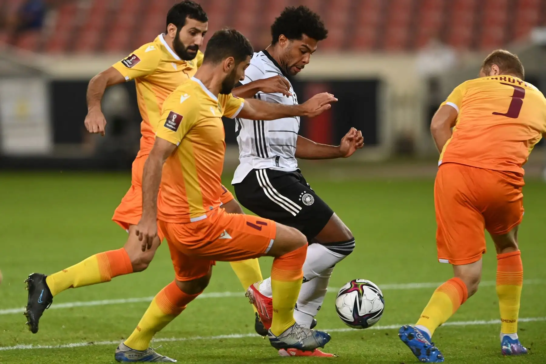 El mediocampista alemán Serge Gnabry y el defensor armenio Taron Voskanyan disputan el balón durante el partido de  clasificación para la Copa Mundial de la FIFA Qatar 2022. 
Foto: AFP