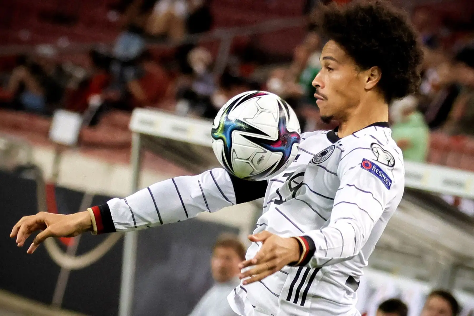 El alemán Leroy Sane en acción durante el partido de clasificación para la Copa Mundial Qatar 2022, en el Mercedes-Benz Arena de Stuttgart, Alemania. Foto: EFE