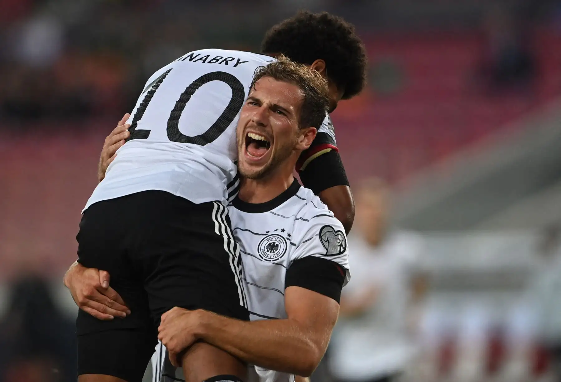 El centrocampista alemán Serge Gnabry celebra con su compañero Leon Goretzka durante el partido de clasificación para la Copa Mundial Qatar 2022. Foto: AFP