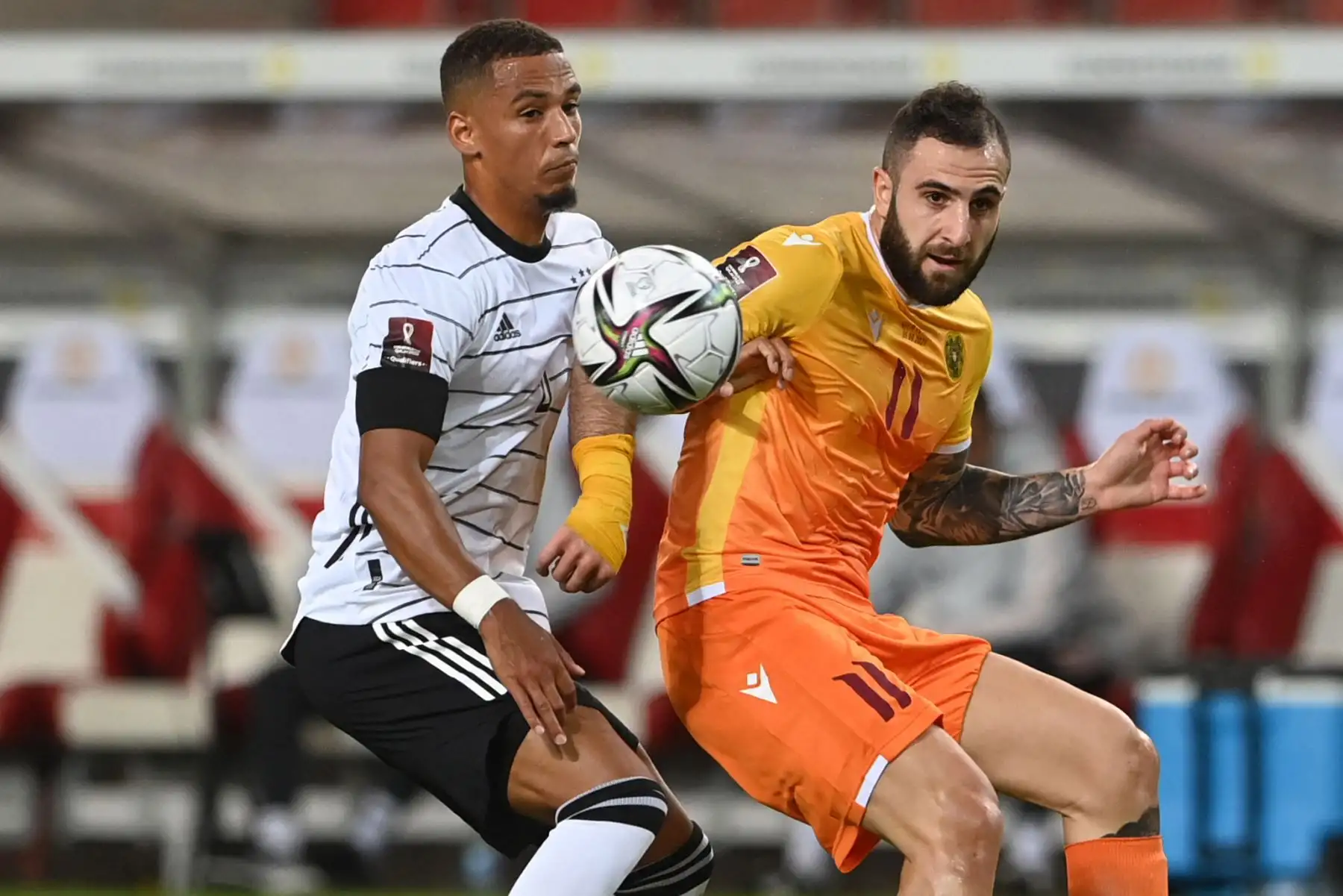 El defensor alemán Thilo Kehrer Y el mediocampista armenio Tigran Barseghyan compiten por el balón durante el partido de clasificación de la Copa Mundial Qatar 2022. Foto: AFP