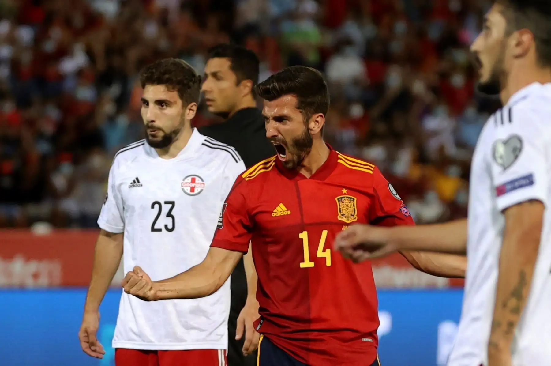 El lateral de la selección española José Gayá celebra tras marcar ante Georgia, durante el partido clasificatorio del Mundial Catar 2022, en el estadio Nuevo Vivero, en Badajoz. Foto: EFE