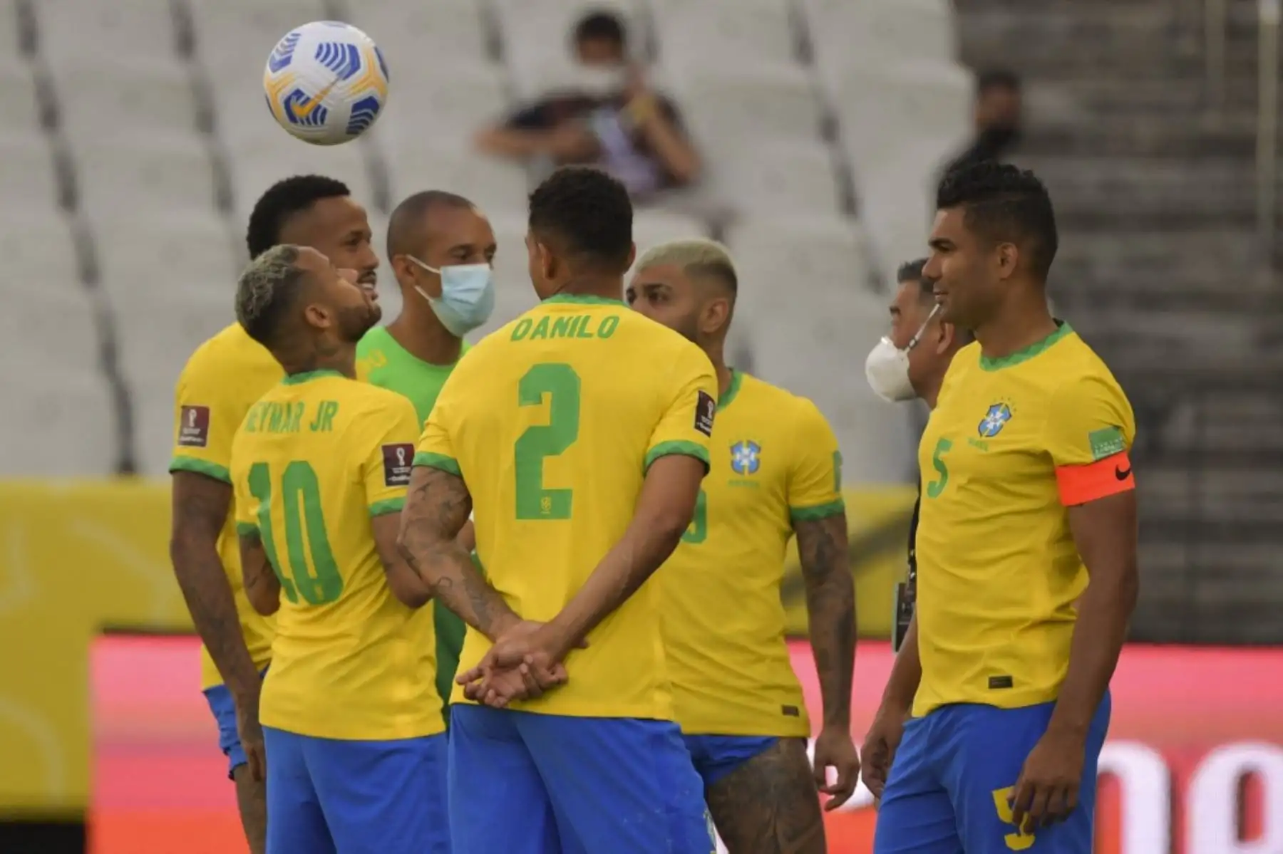 Brasil espera a Argentina en la cancha tras suspenderse el partido en Sao Paul. Foto: AFP