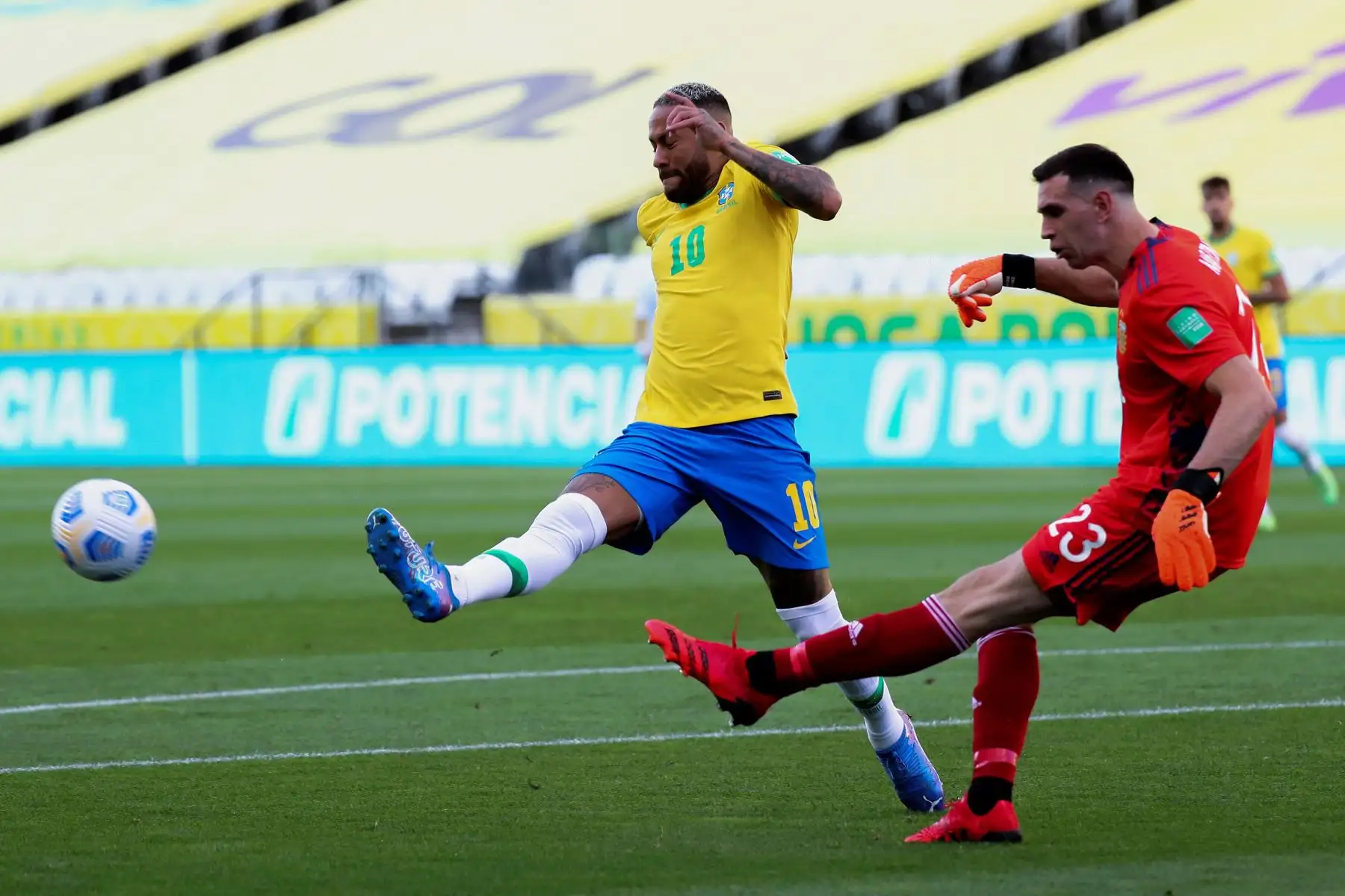 Neymar dee Brasil disputa un balón con el arquero Emiliano Martínez de Argentina durante el partido de las eliminatorias sudamericanas para el Mundial de Catar 2022, en el estadio Arena de Sao Paulo. Foto: EFE