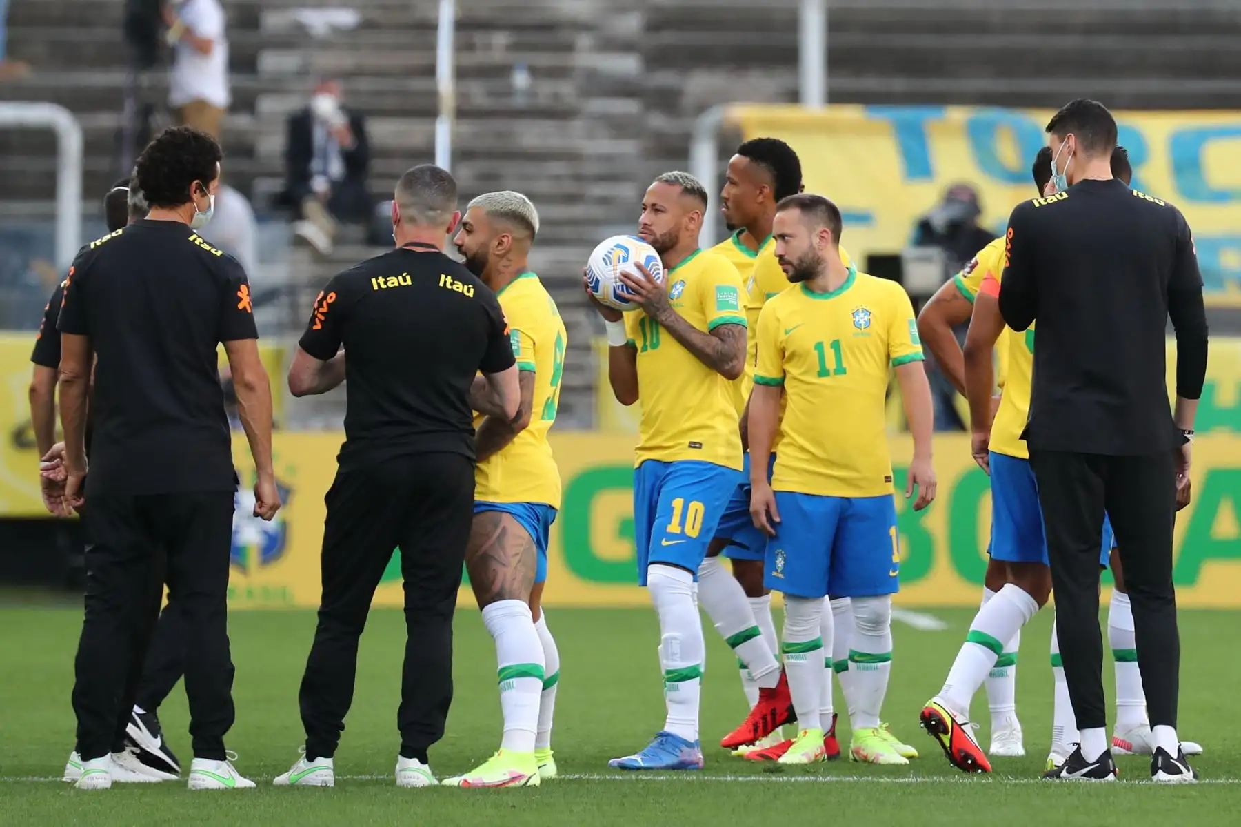 Jugadores y cuerpo técnico de Brasil conversan tras la suspensión del partido contra Argentina por parte de funcionarios de salud brasileños, durante las eliminatorias sudamericanas para el Mundial de Catar 2022, en el estadio Arena de Sao Paulo. Foto: EFE