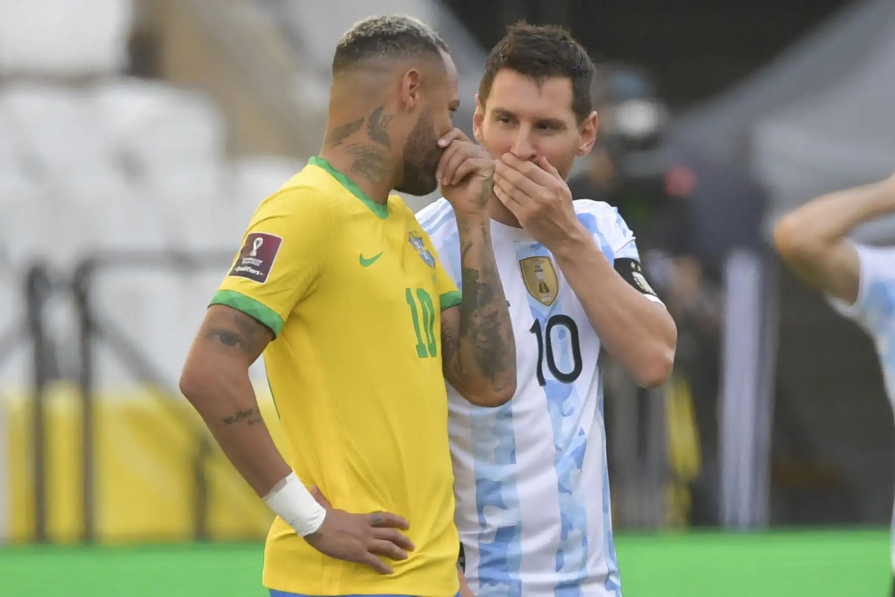 El brasileño Neymar y el argentino Lionel Messi conversan antes del partido de clasificación para la Copa Mundial Qatar 2022, en Sao Paulo, Brasil.
Foto: AFP