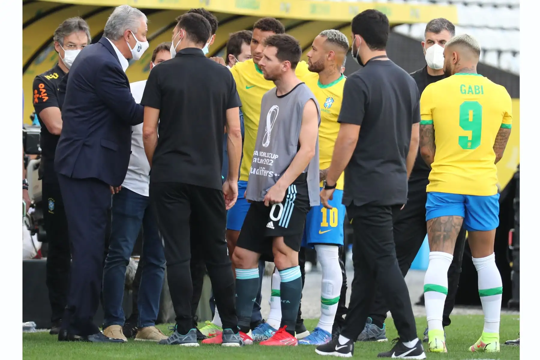 Lionel Messi de Argentina conversa con el entrenador de Brasil Tite tras suspensión del ante Brasil por las eliminatorias sudamericanas para el Mundial de Catar 2022. Foto: EFE