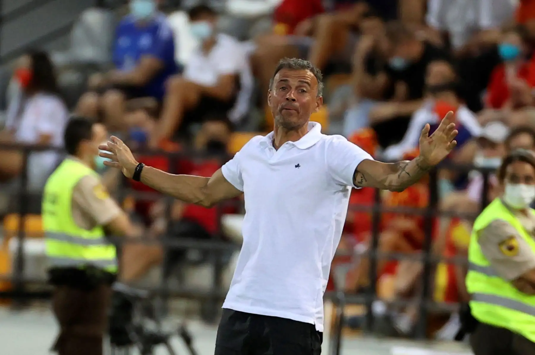 El entrenador de la selección española, ​​Luis Enrique, hace gestos durante el partido clasificatorio del Mundial Catar 2022. Foto: EFE