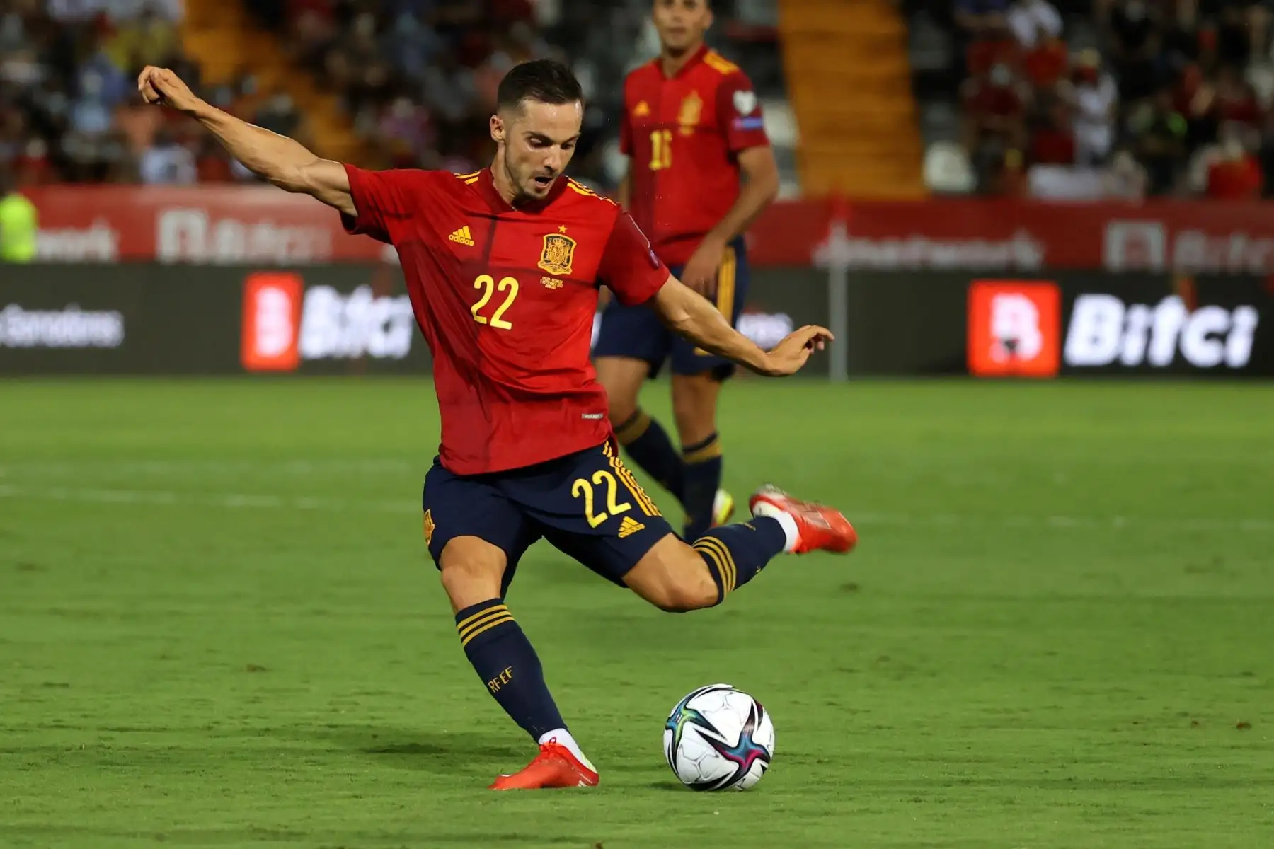 El delantero de la selección española Pablo Sarabia dispara el balón contra la portería de Georgia durante el partido de clasificación del Mundial Catar 2022. Foto: EFE
