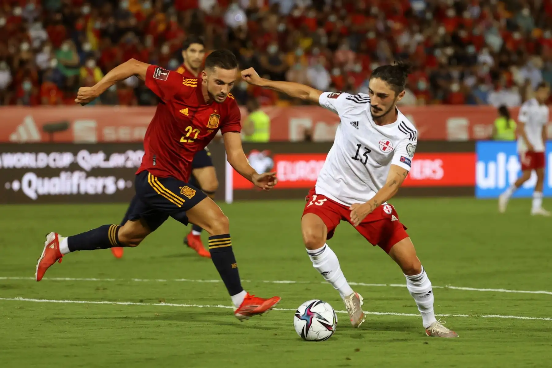 El defensa de Georgia Grigol Chabradze disputa un balón ante Pablo Sarabia, de España, durante el partido clasificatorio del Mundial Catar 2022. Foto: EFE