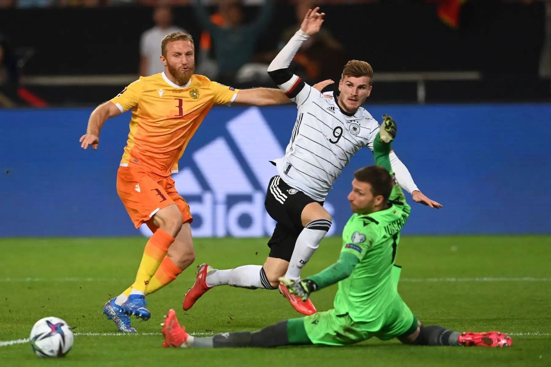 El defensor de Armenia Varazdat Haroyan, el delantero de Alemania Timo Werner y el portero de Armenia David Yurchenko compiten por el balón durante el partido de clasificación del Grupo J para la Copa Mundial de la FIFA Qatar 2022.
Foto: AFP