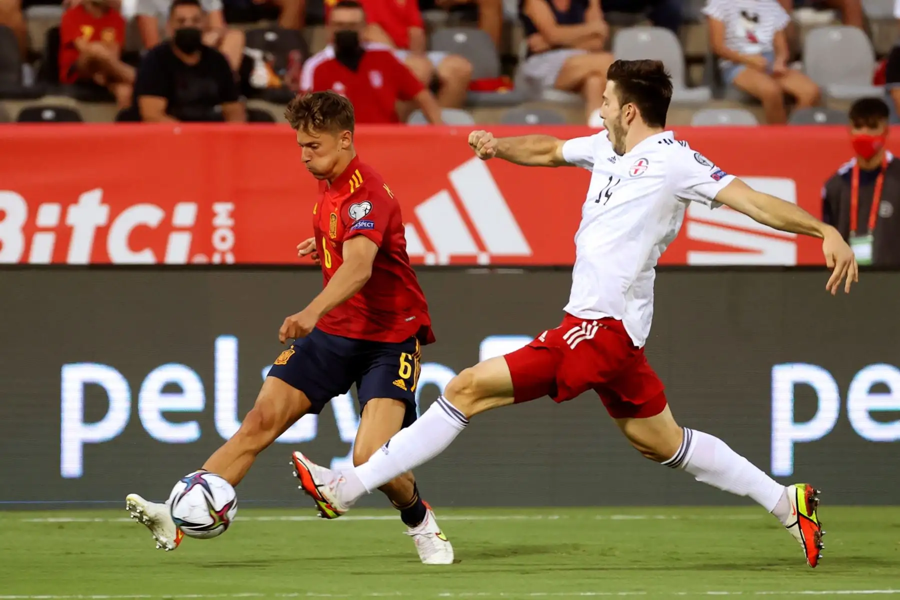 El centrocampista de la selección española Marcos Llorente disputa un balón ante Luka Lochoshvili, de Georgia, por las clasificatorias Catar 2022. Foto: EFE
