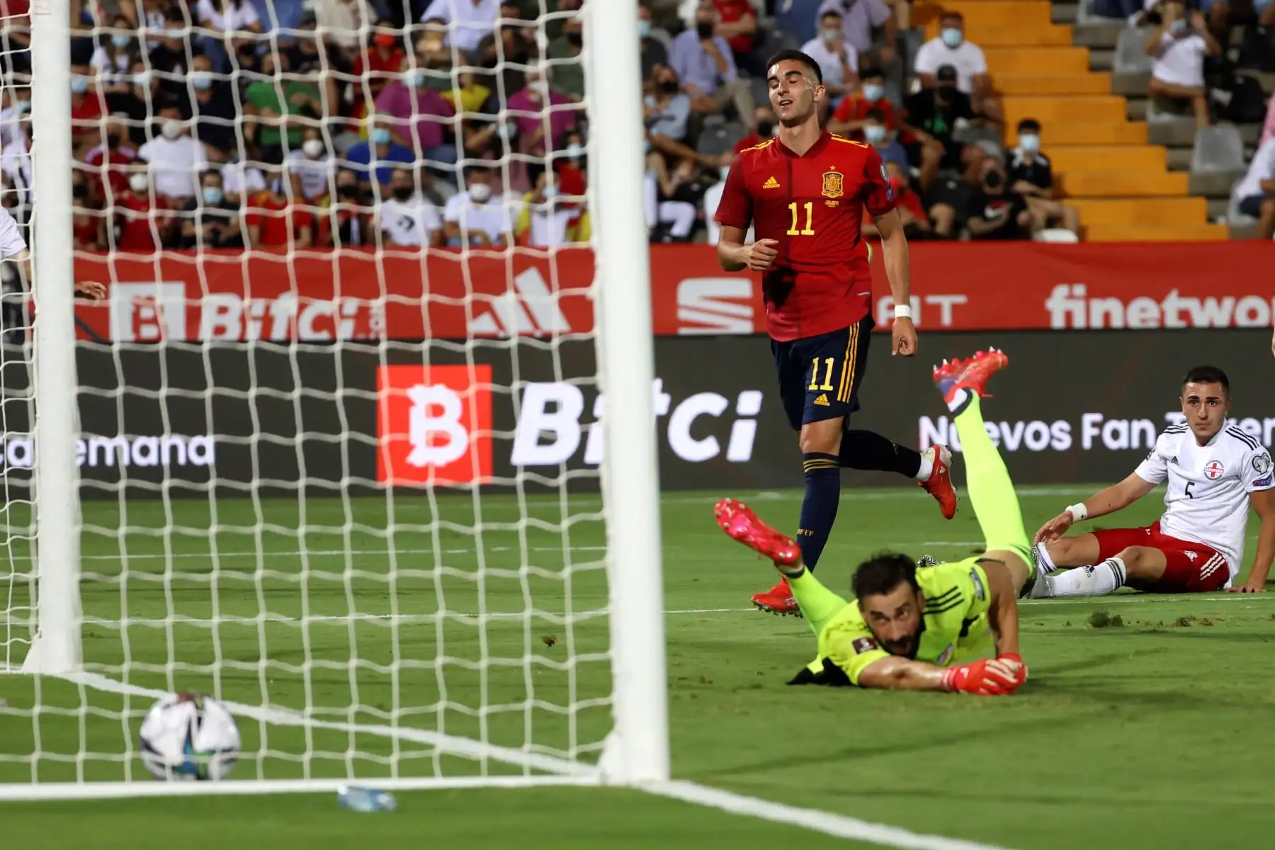 El delantero de la selección española Ferrán Torres marca el tercer gol ante Georgia durante el partido clasificatorio del Mundial Catar 2022. Foto: EFE