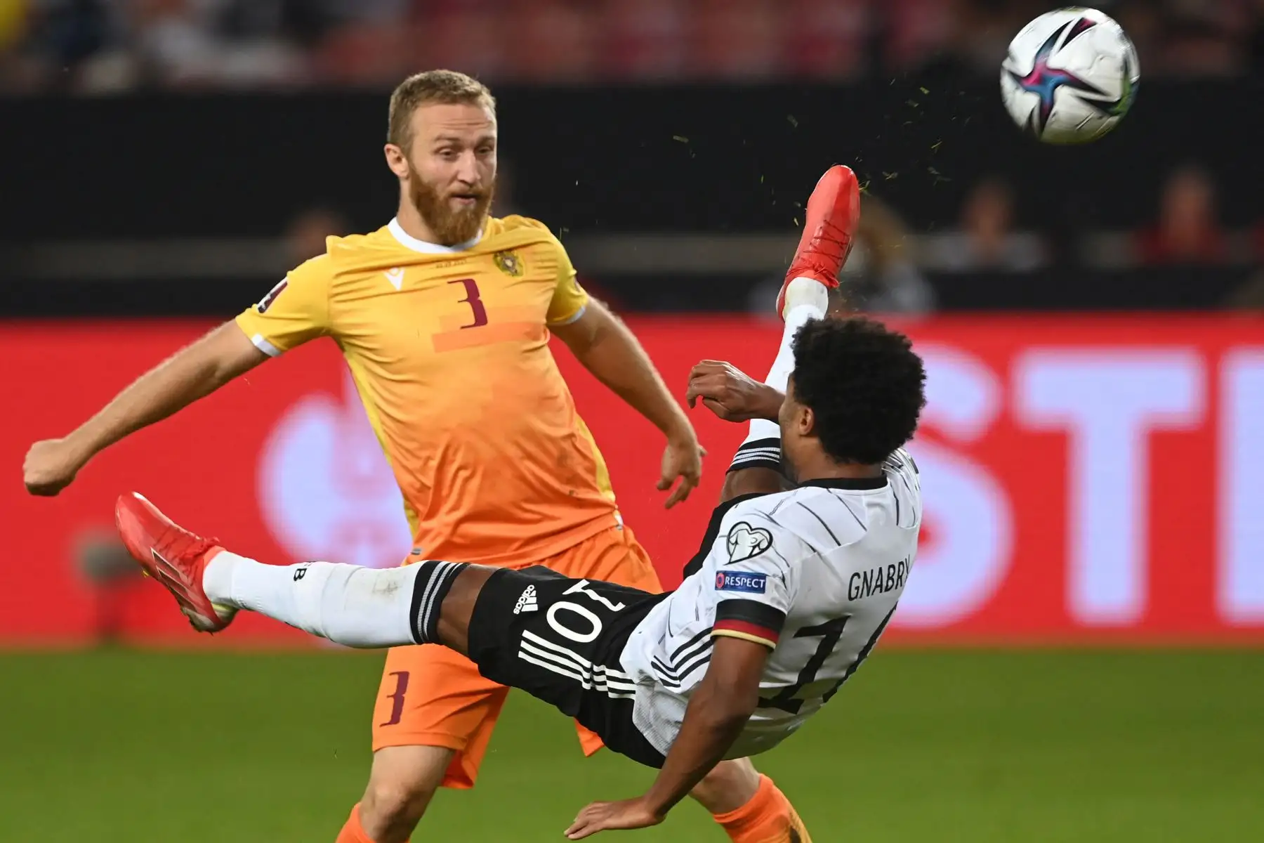 El defensor de Armenia Varazdat Haroyan y el mediocampista alemán Serge Gnabry compiten por el balón durante el partido de clasificación del Grupo J para la Copa Mundial de la FIFA Qatar 2022. 
Foto: AFP