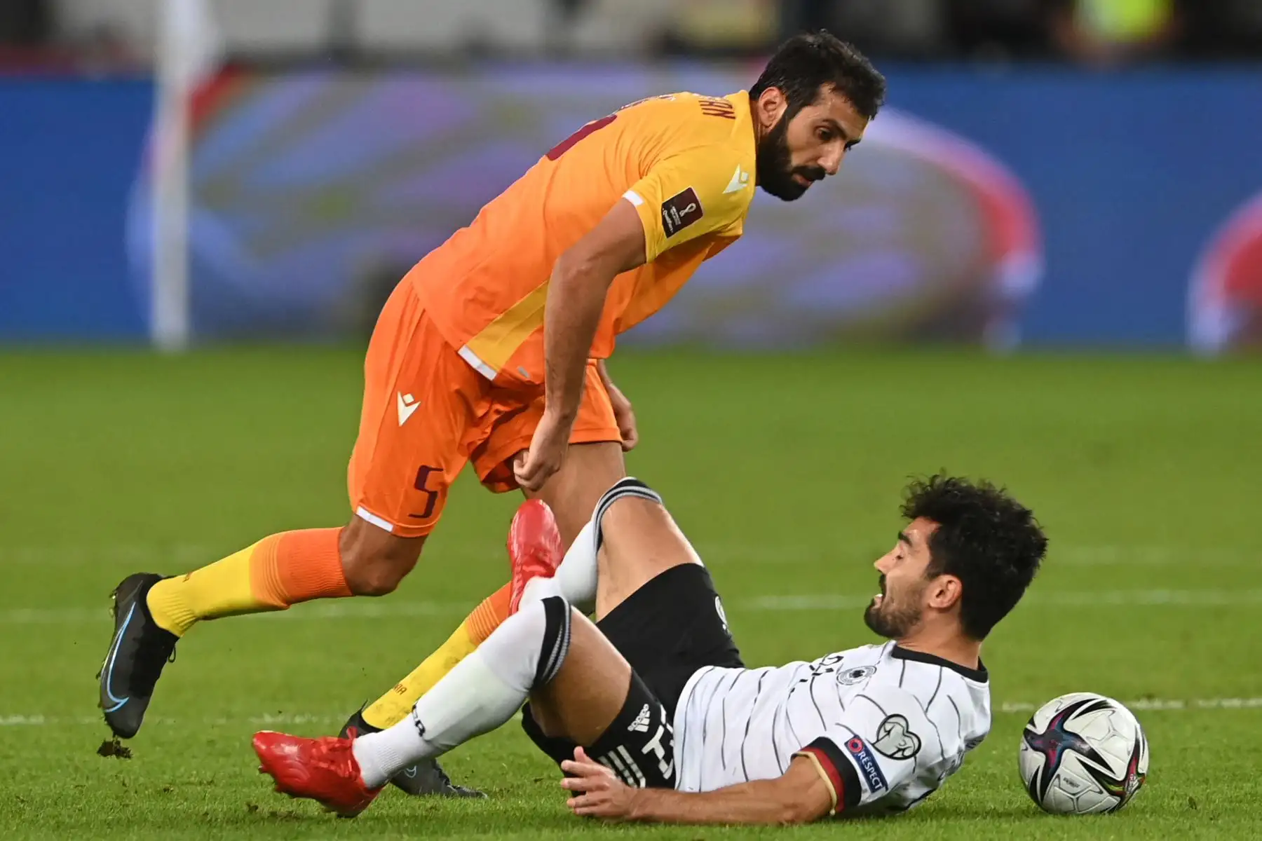 El centrocampista armenio Artak Grigoryan y el mediocampista alemán Ilkay Gundogan disputan el balón durante el partido de clasificación del Grupo J para la Copa Mundial de la FIFA Qatar 2022.
Foto: AFP