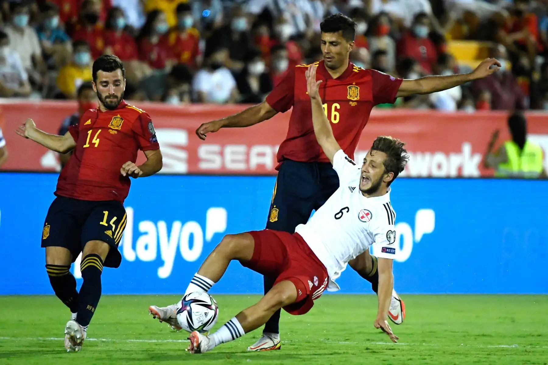 El centrocampista de Georgia Giorgi Zaria es desafiado por el centrocampista de España Rodri Hernández y el defensor de España José Luis Gaya Peña durante la Copa Mundial de la FIFA Qatar 2022 ronda de clasificación europea del grupo B partido de fútbol entre España y Georgia.
Foto: AFP