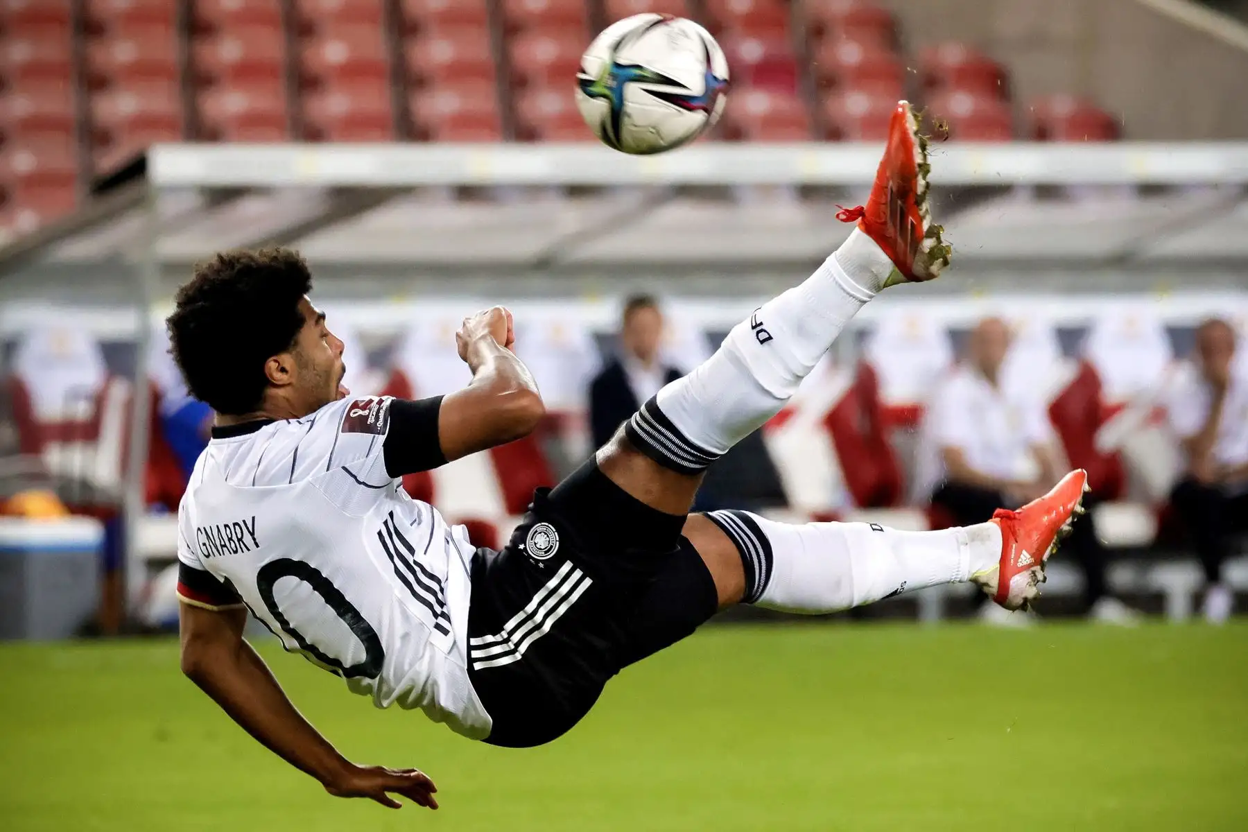 El alemán Serge Gnabry en acción durante el partido de clasificación para la Copa Mundial de la FIFA Qatar 2022. Foto: EFE
