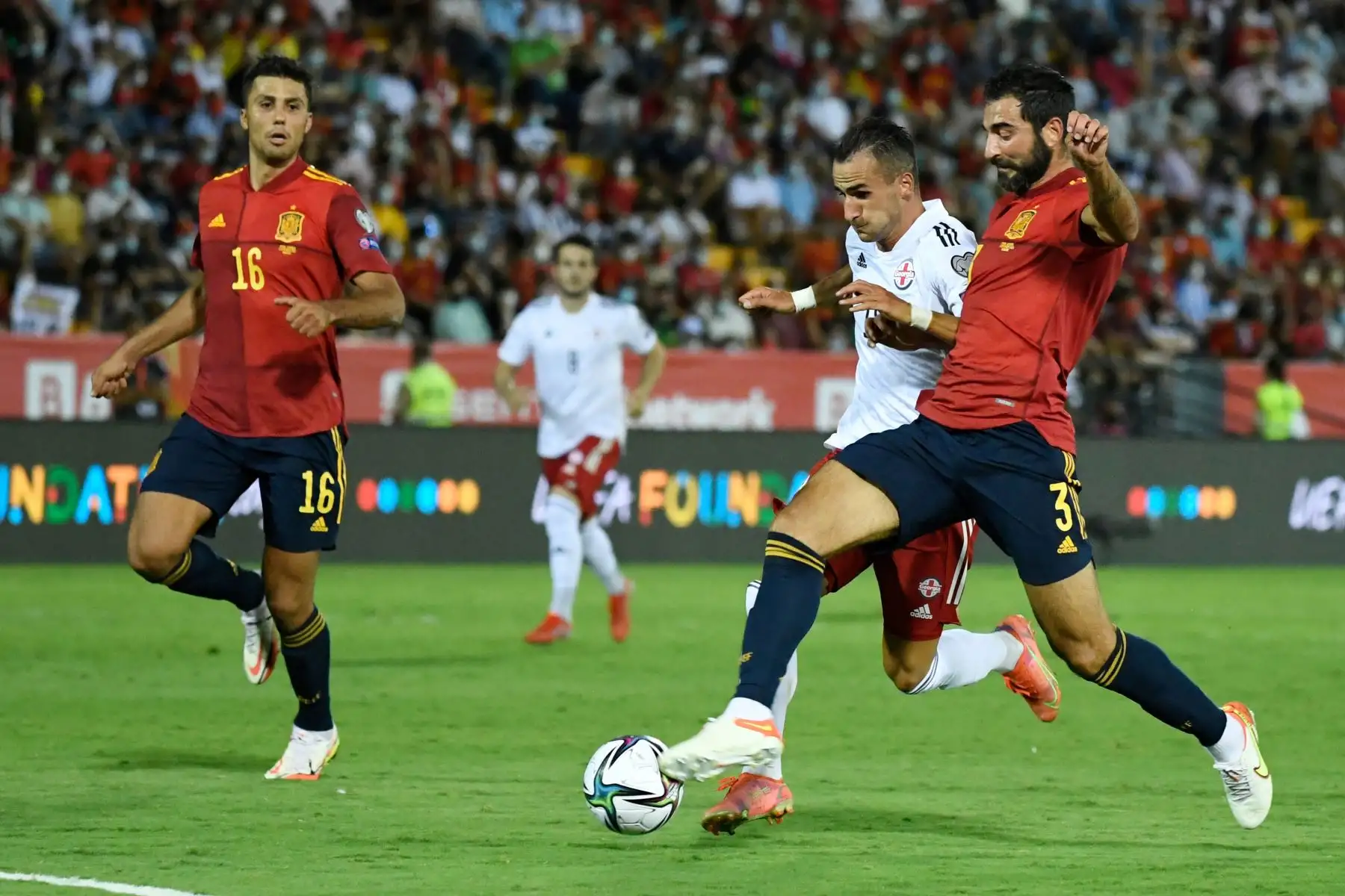 El centrocampista de Georgia Vladimer Mamuchashvili desafía al defensor de España Raúl Albiol durante la Copa Mundial de la FIFA Qatar 2022, ronda de clasificación europea del grupo B, partido de fútbol entre España y Georgia.
Foto: AFP