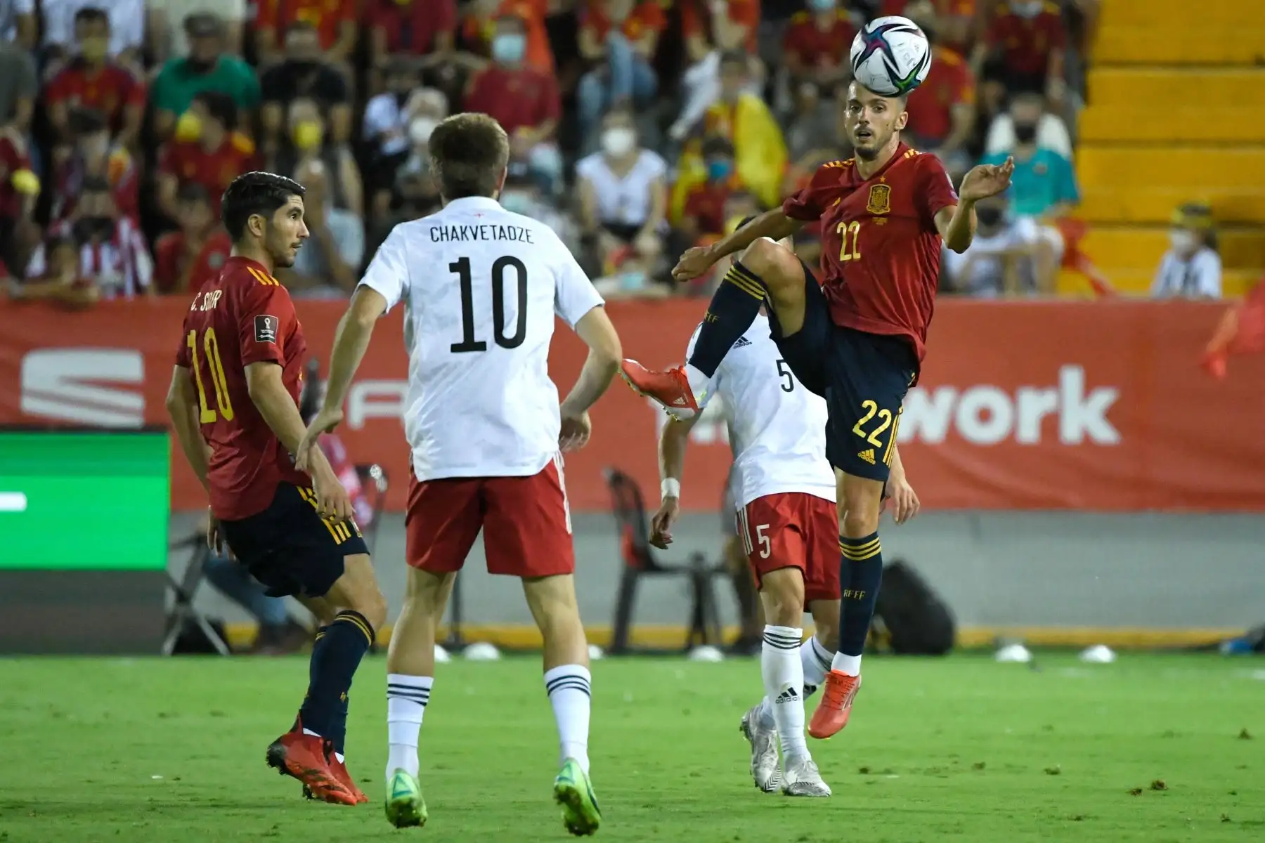 El delantero español Pablo Sarabia controla el balón durante la Copa Mundial de la FIFA Qatar 2022 ronda de clasificación europea grupo B partido de fútbol entre España y Georgia.
Foto: AFP