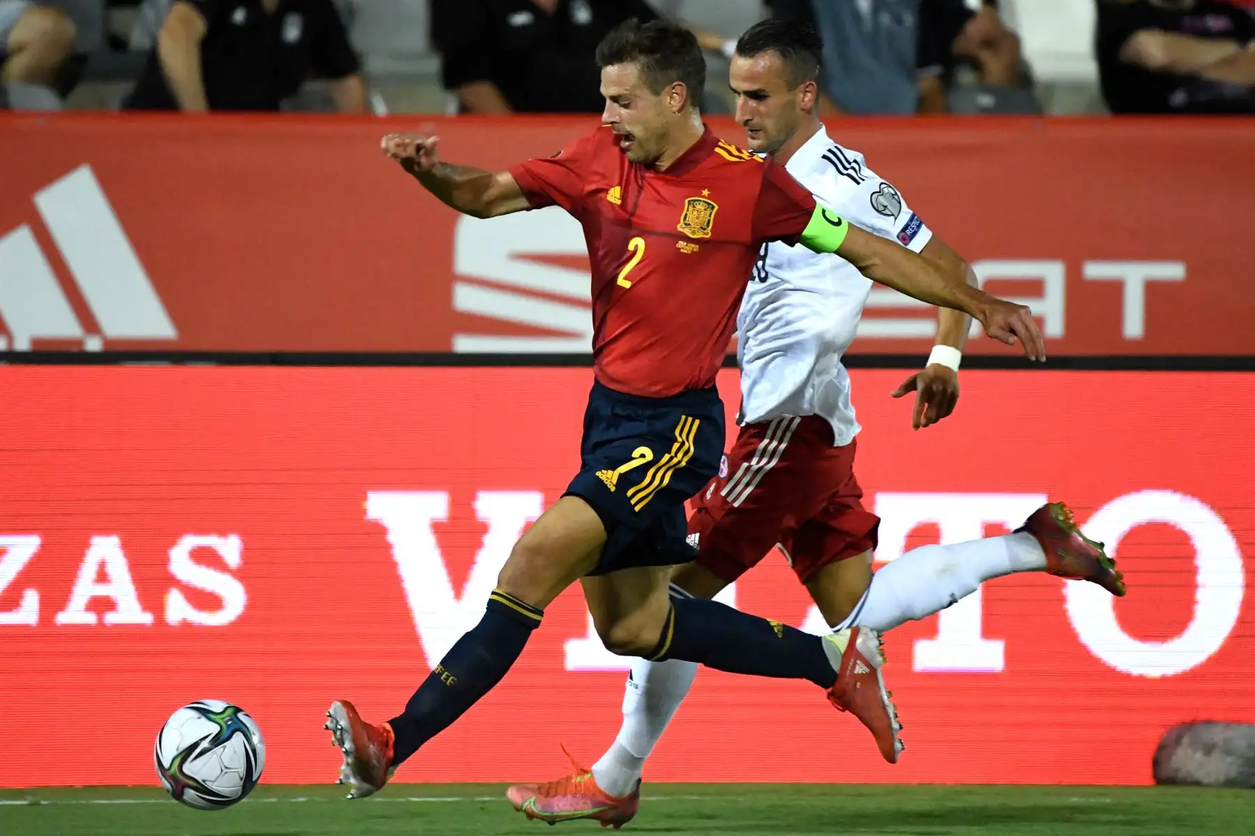 El defensor de España César Azpilicueta compite con el centrocampista de Georgia Vladimer Mamuchashvili durante la Copa Mundial de la FIFA Qatar 2022, fase de clasificación europea del grupo B, partido de fútbol entre España y Georgia.Foto: AFP