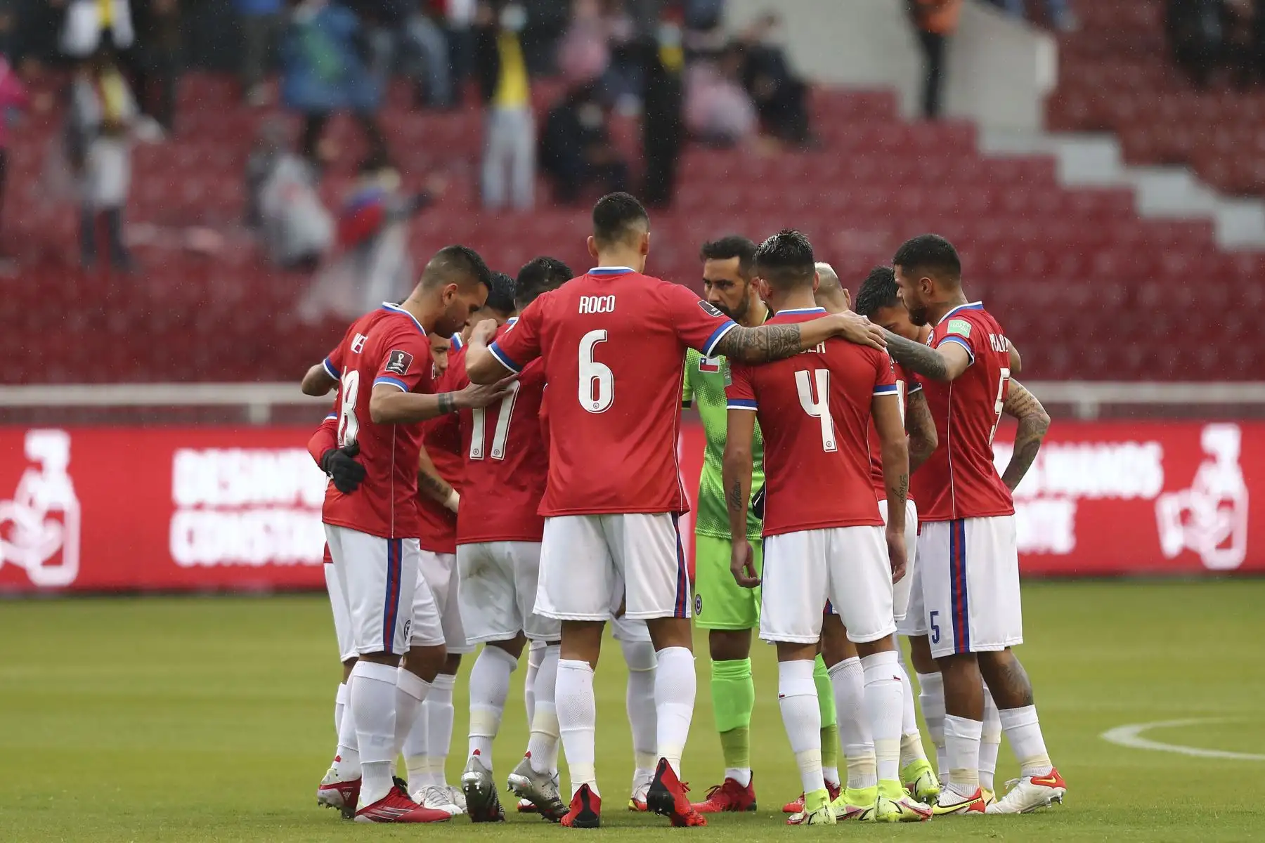 Los jugadores de la selección de fútbol de Chile son vistos antes de su partido de fútbol de clasificación sudamericano para la Copa Mundial de la FIFA Qatar 2022 contra Ecuador en el Estadio Rodrigo Paz Delgado en Quito el 5 de septiembre de 2021. Foto: AFP