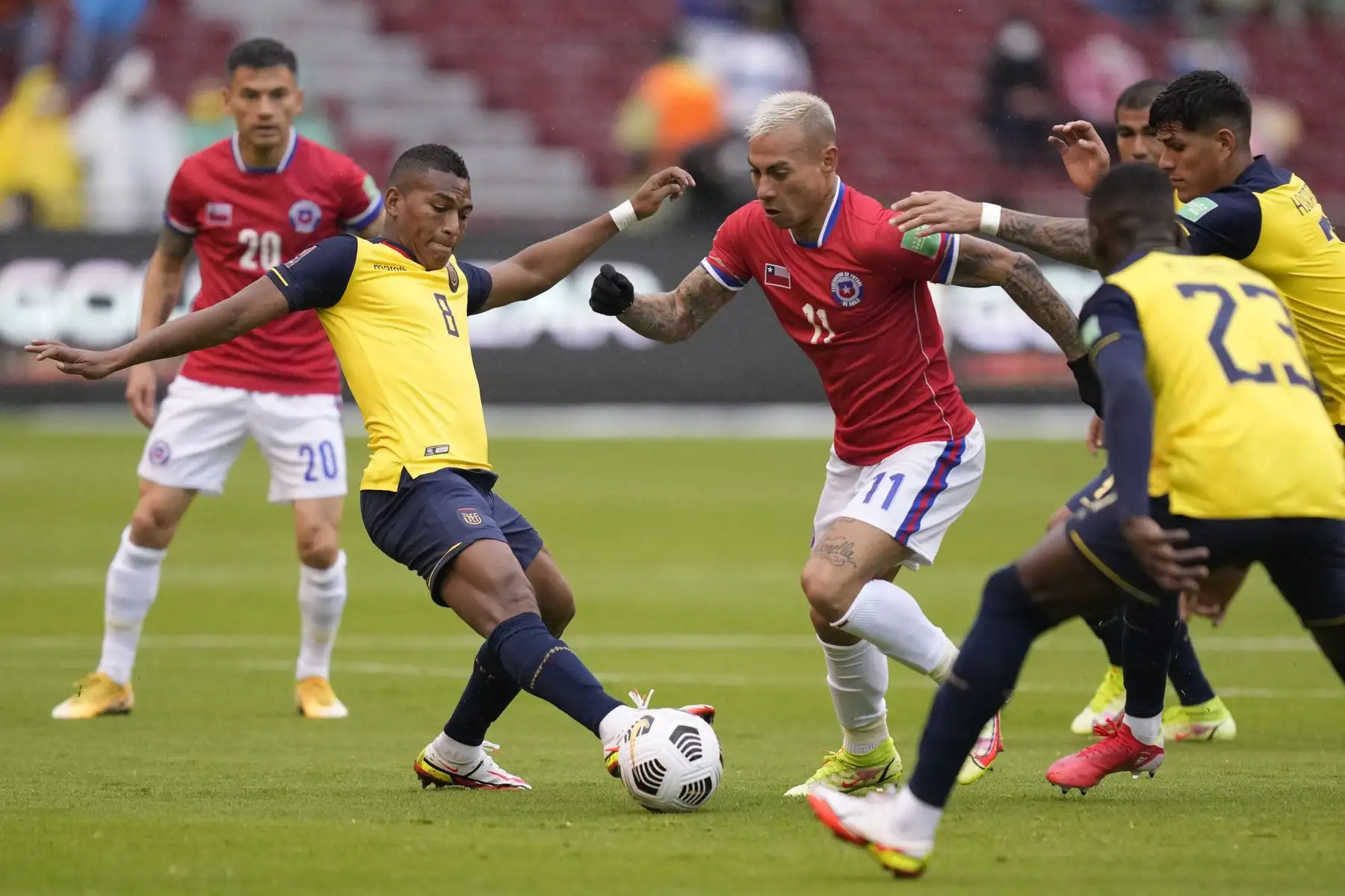 El ecuatoriano Leonardo Campana (L) y el chileno Eduardo Vargas compiten por el balón durante su partido de fútbol de clasificación sudamericano para la Copa Mundial de la FIFA Qatar 2022 en el Estadio Rodrigo Paz Delgado en Quito el 5 de septiembre de 2021. Foto: AFP