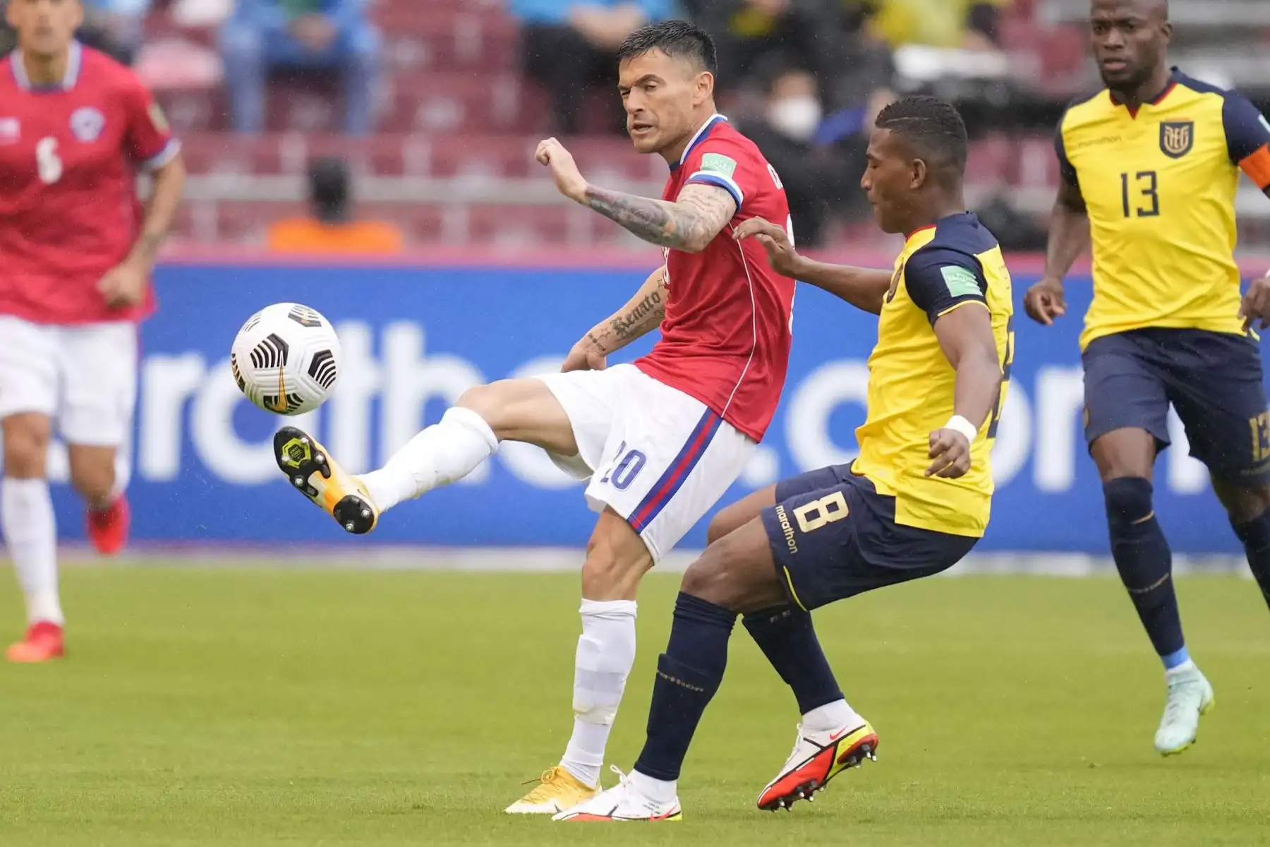 El chileno Charles Aranguiz (L) y el ecuatoriano Carlos Gruezo compiten por el balón durante su partido de fútbol de clasificación sudamericano para la Copa Mundial de la FIFA Qatar 2022 en el Estadio Rodrigo Paz Delgado en Quito el 5 de septiembre de 2021. Foto: AFP