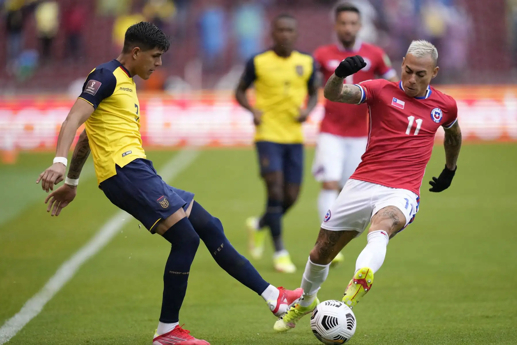 El ecuatoriano Diego Palacios (L) y el chileno Eduardo Vargas compiten por el balón durante su partido de fútbol de clasificación sudamericano para la Copa Mundial de la FIFA Qatar 2022 en el Estadio Rodrigo Paz Delgado en Quito el 5 de septiembre de 2021. Foto: AFP