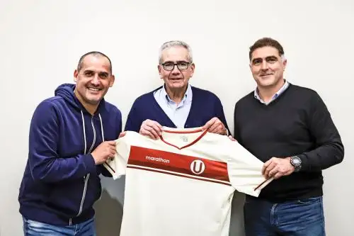 Gregorio Pérez posa con la camiseta crema junto a sus colabores